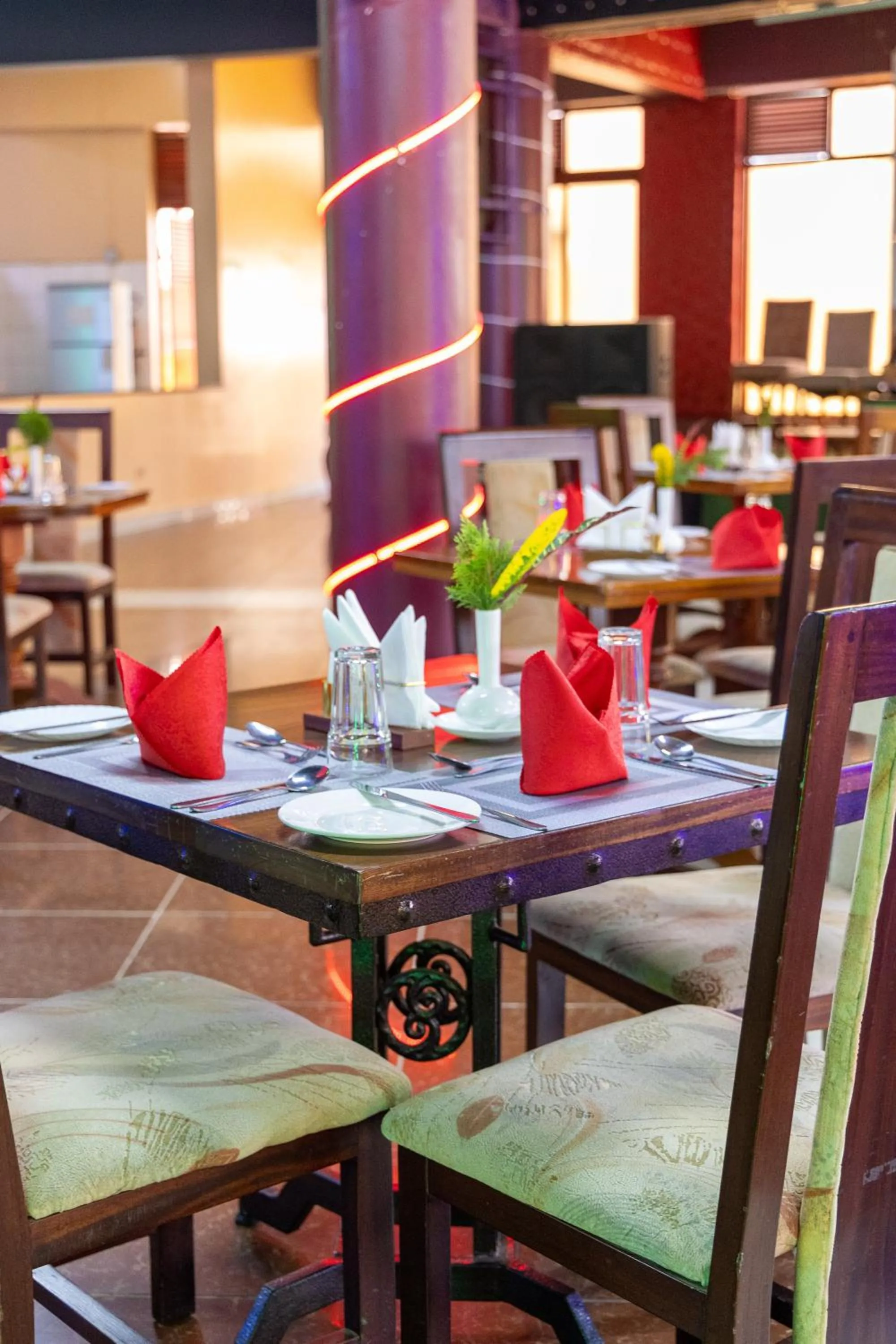 Restaurant/places to eat in Maxland Hotel