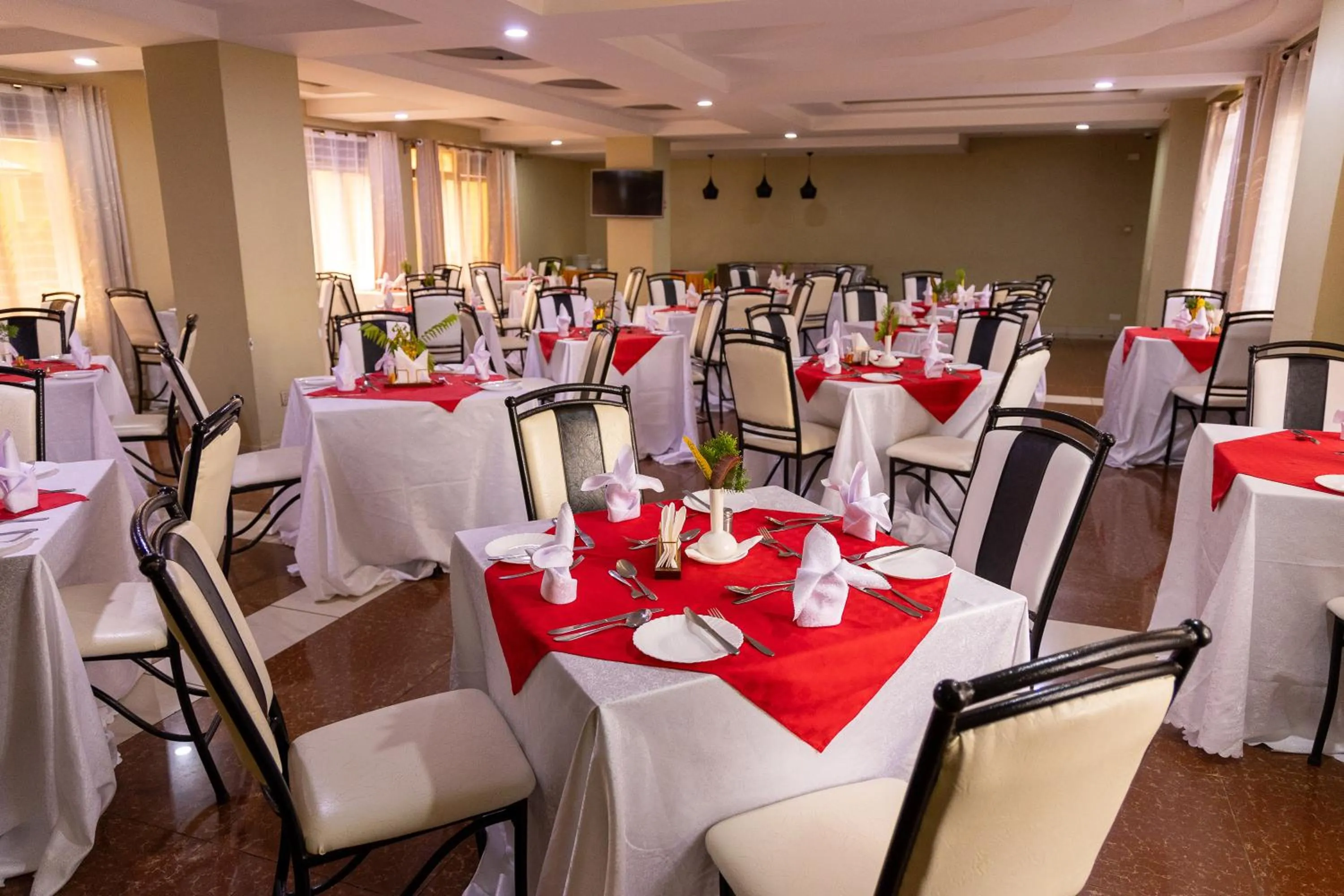 Restaurant/places to eat in Maxland Hotel