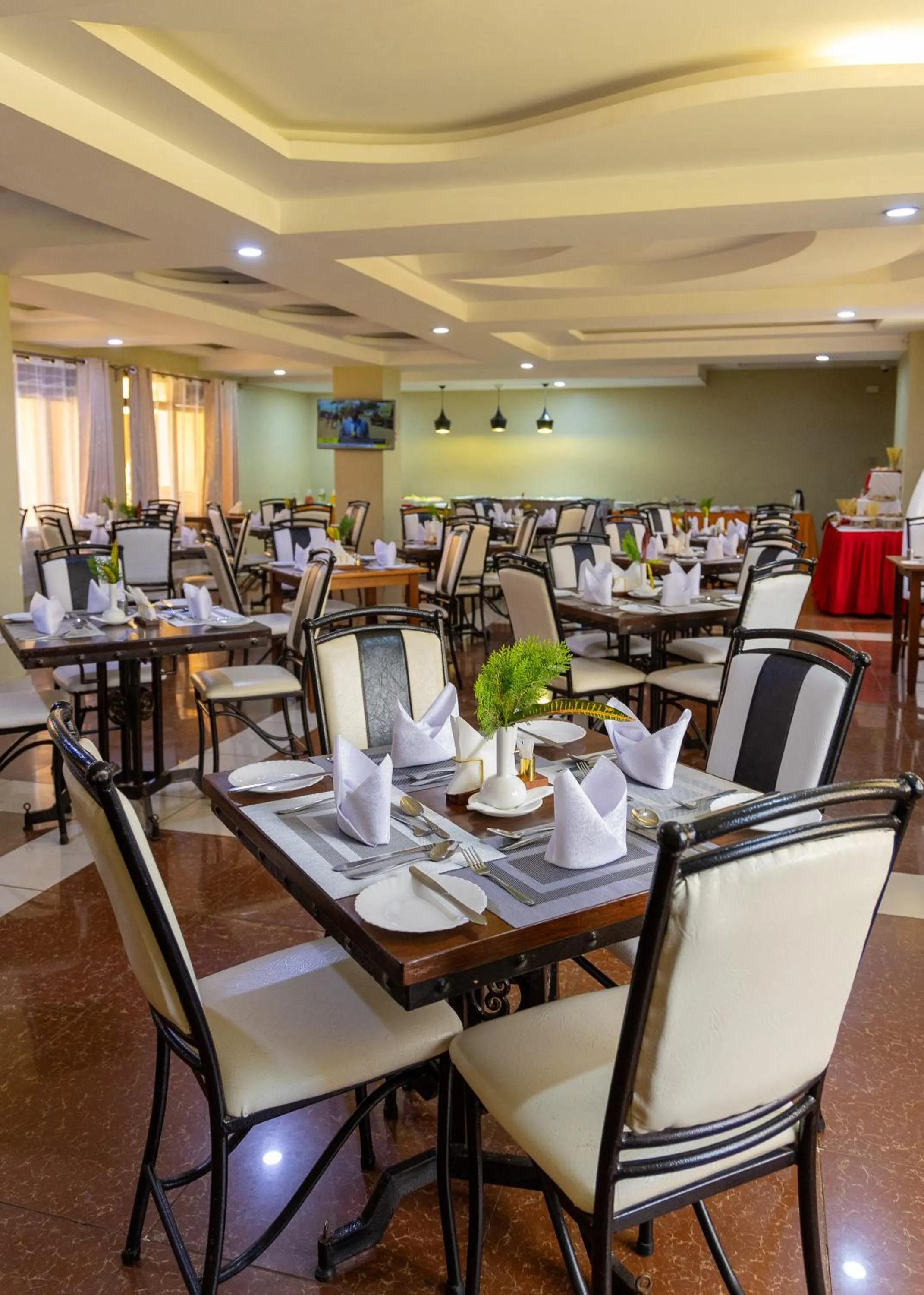 Restaurant/places to eat in Maxland Hotel
