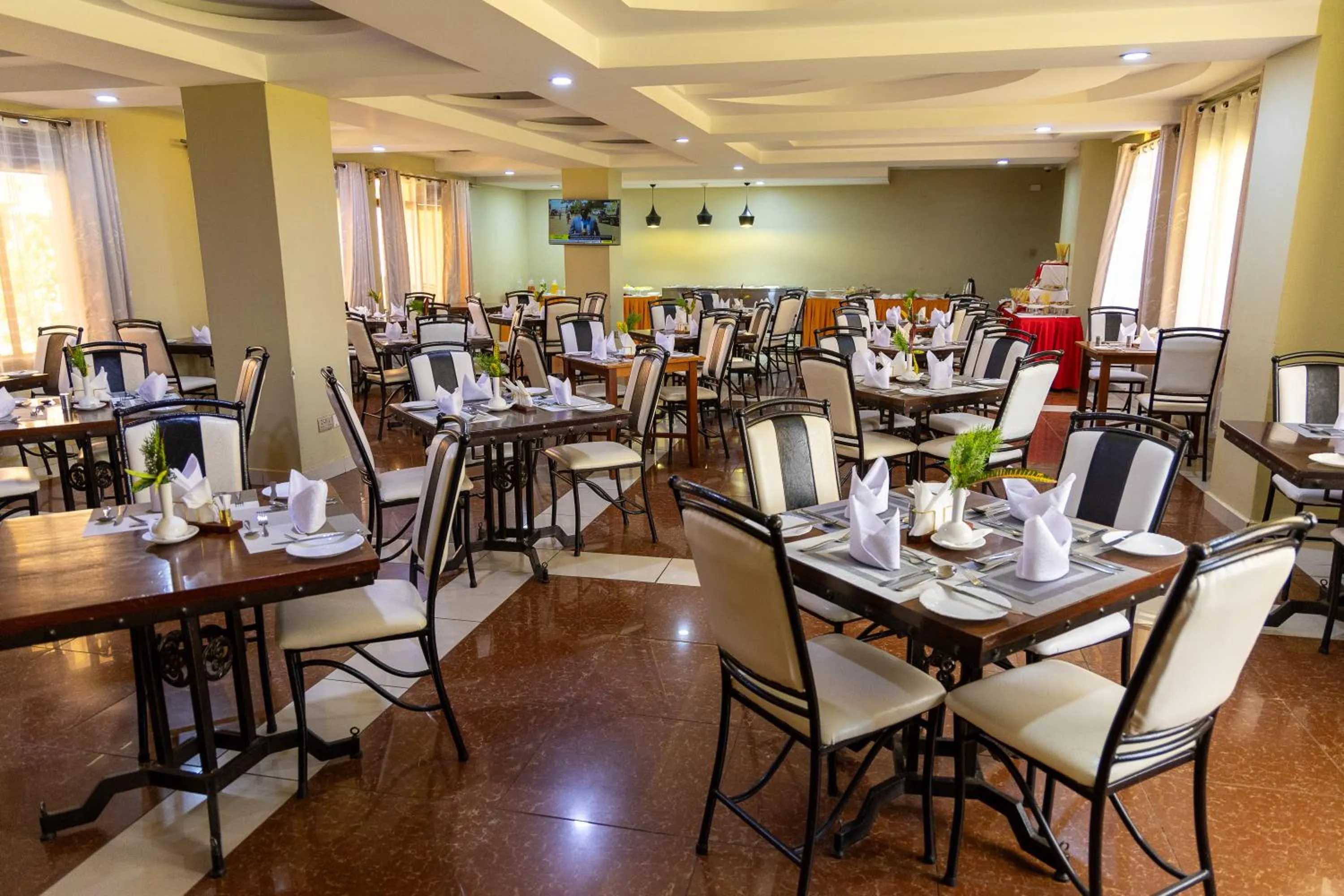 Restaurant/places to eat in Maxland Hotel