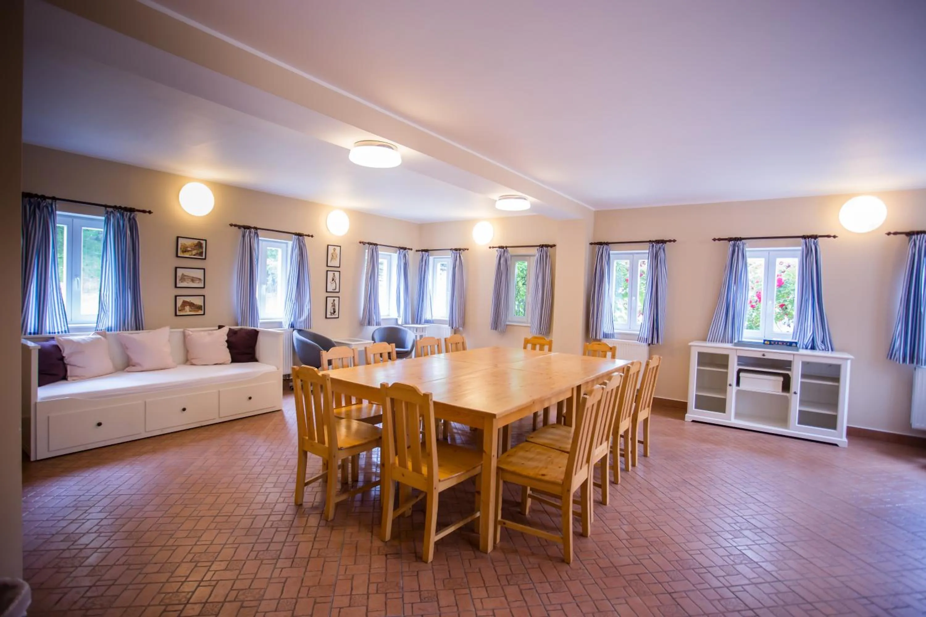 Communal lounge/ TV room, Bed in Resort Malevil