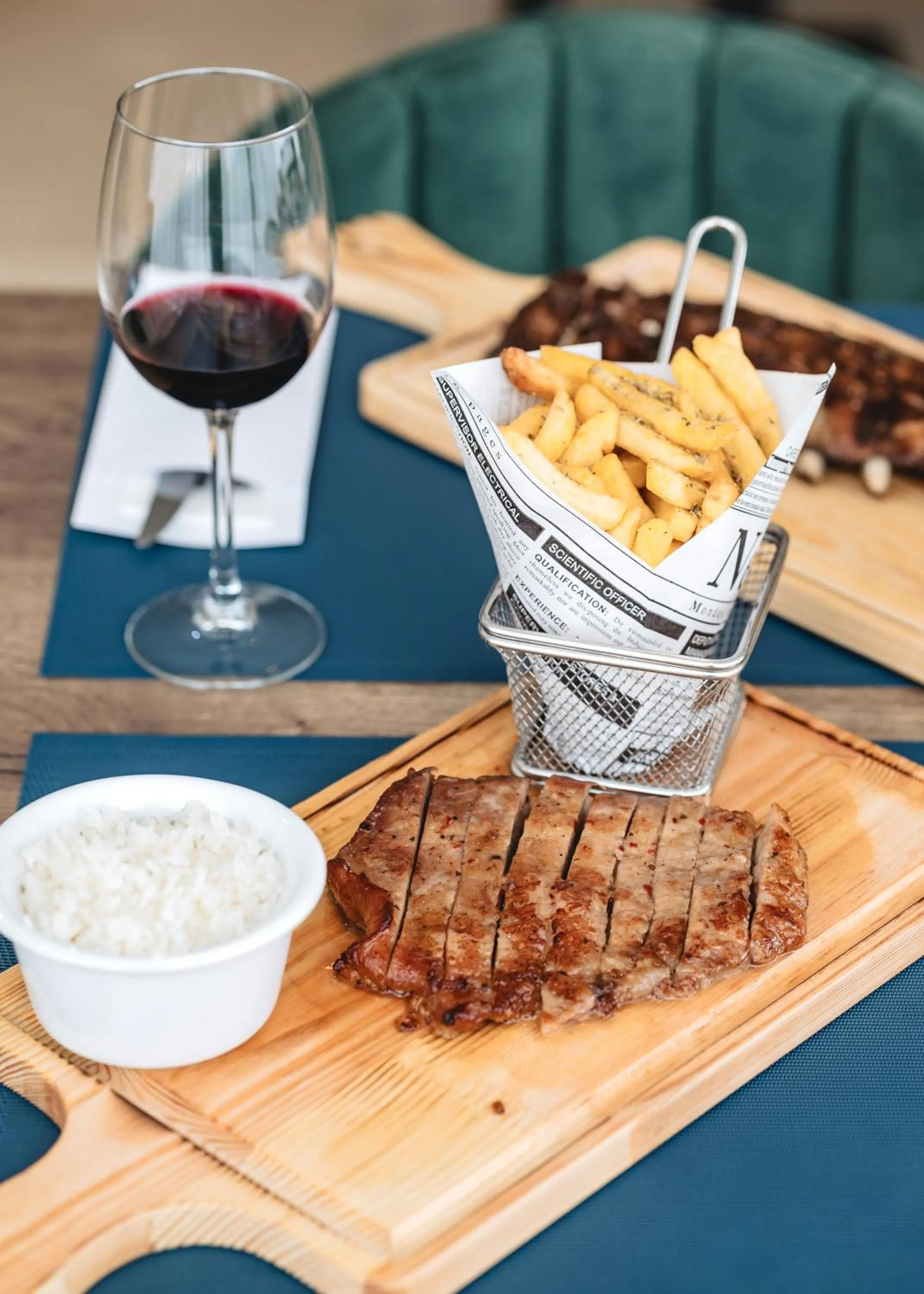 Restaurant/places to eat in Oporto Airport & Business Hotel