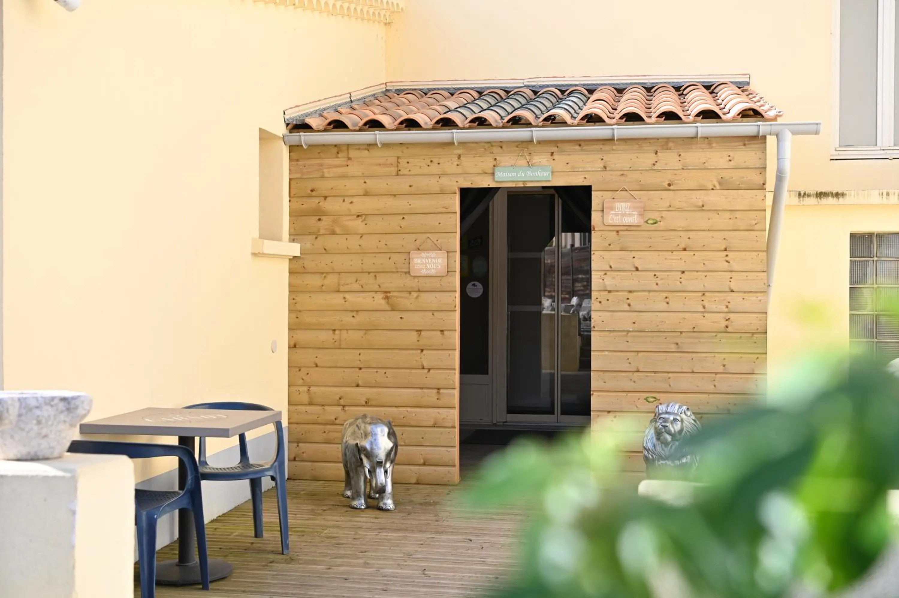 Property building in Logis Hotel & Restaurant Le Carnot