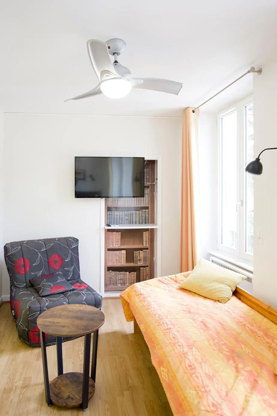 Seating area, Bed in Logis Hotel & Restaurant Le Carnot