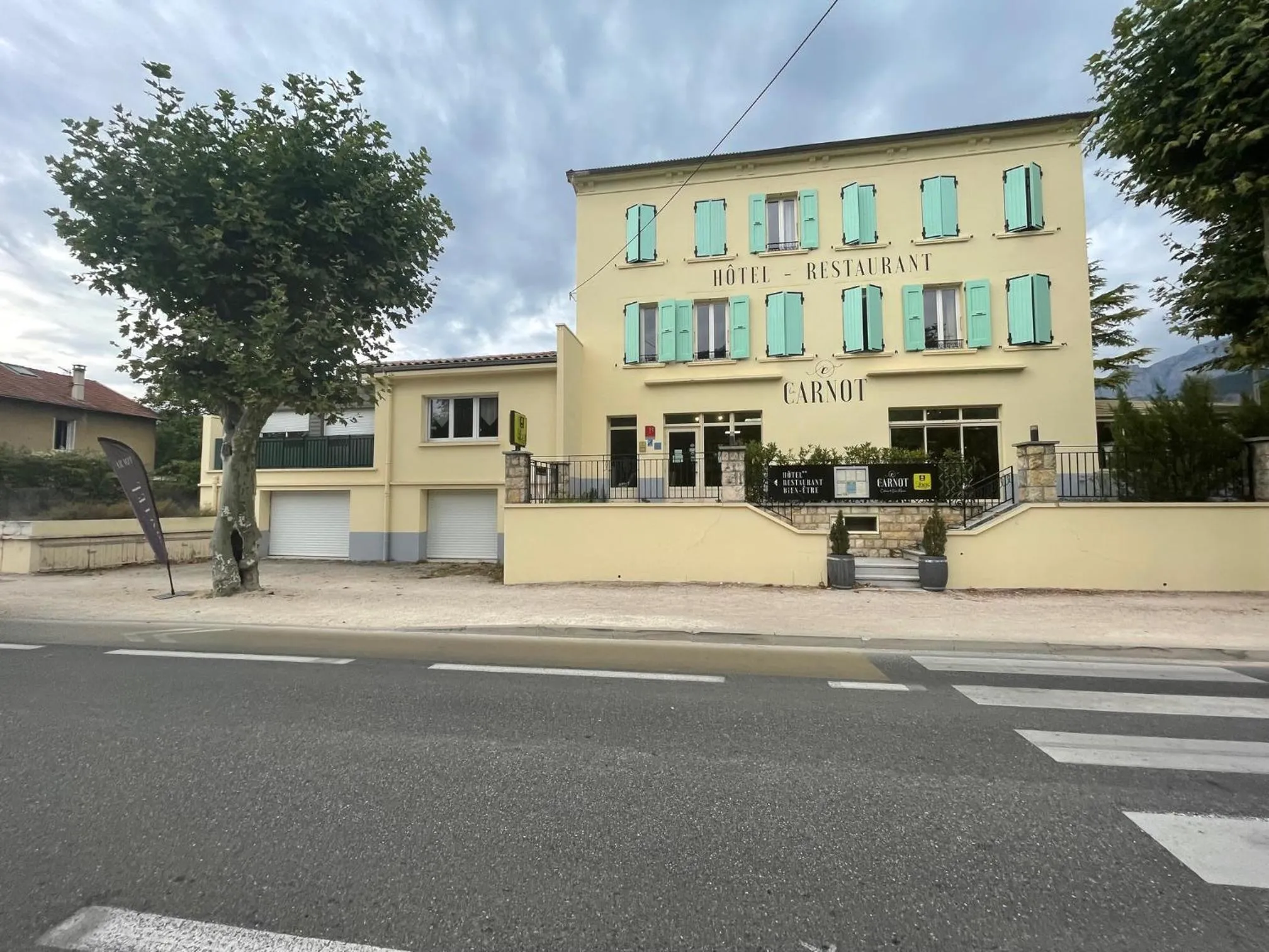 Property building in Logis Hotel & Restaurant Le Carnot
