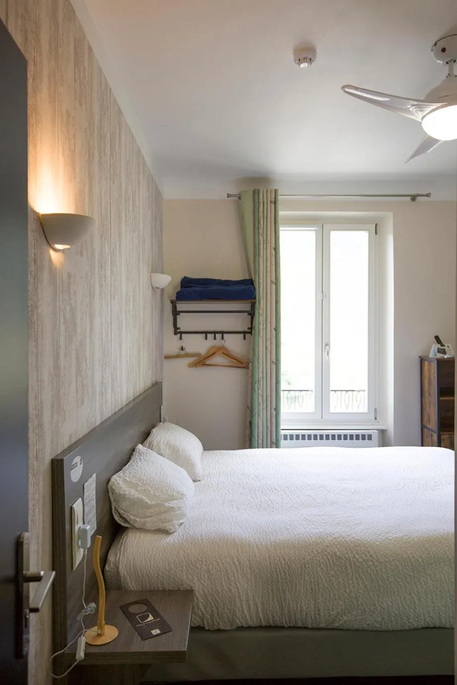 Bed in Logis Hotel & Restaurant Le Carnot