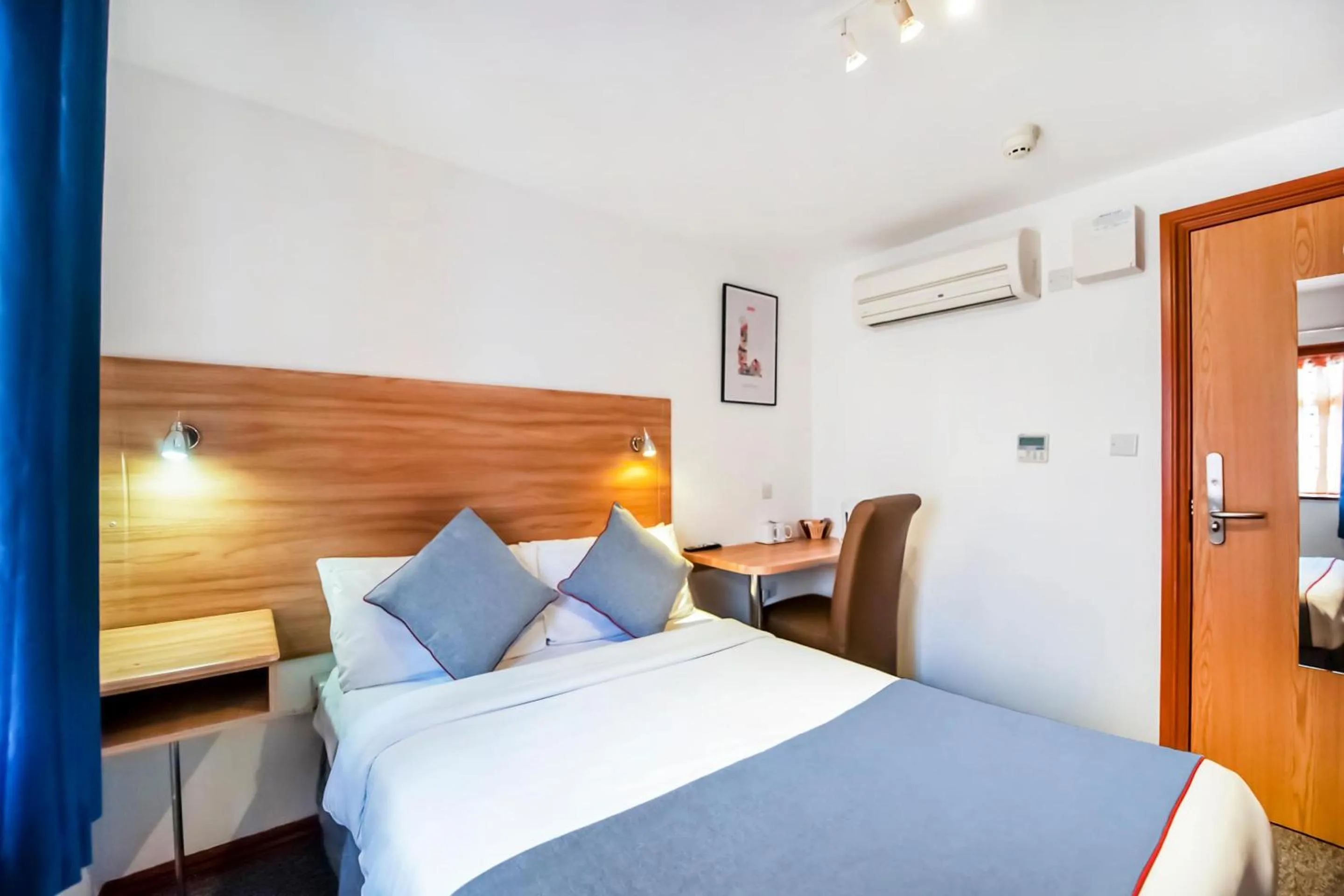 Bedroom, Bed in Arinza Hotel, London Ilford