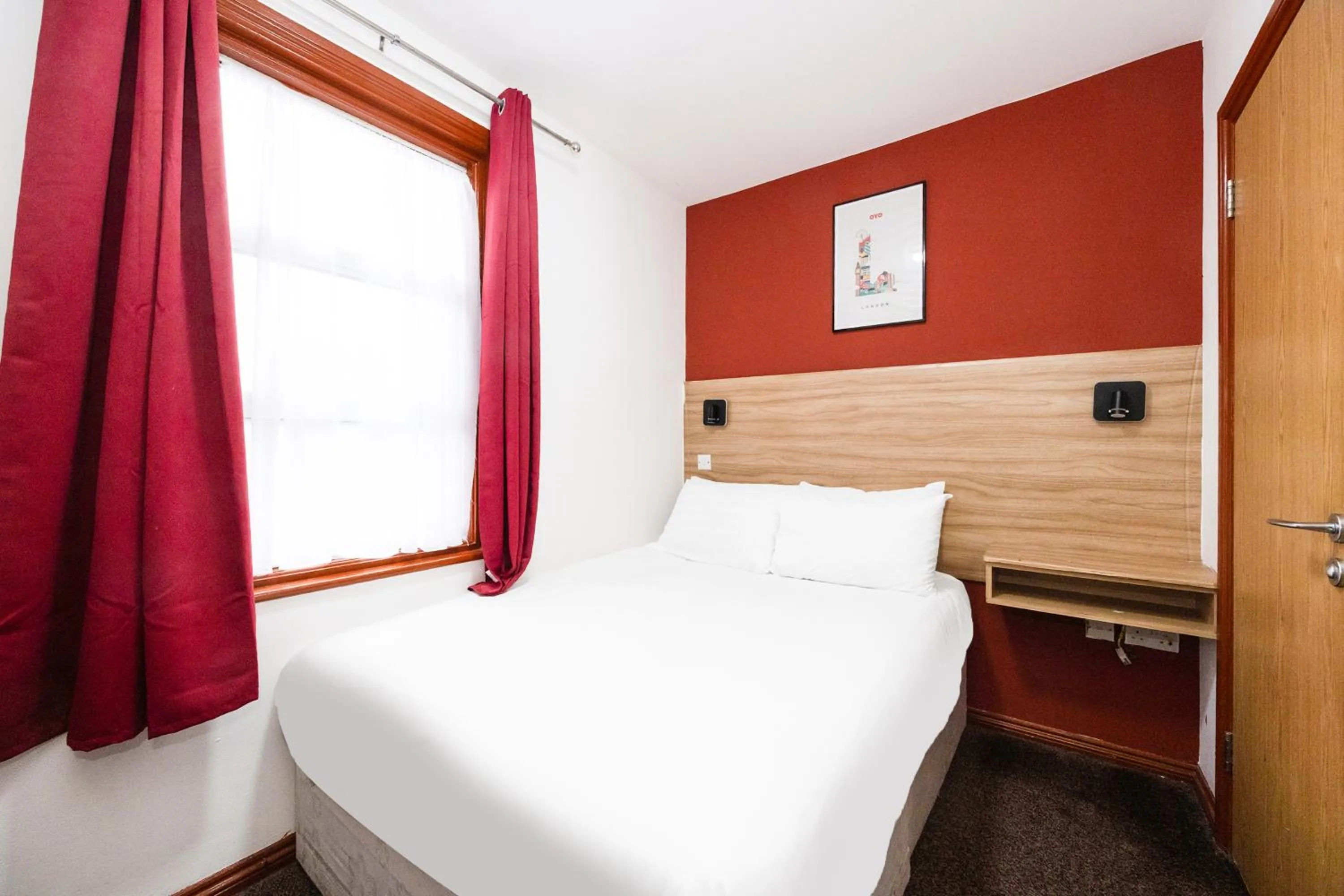 Bedroom, Bed in Arinza Hotel, London Ilford