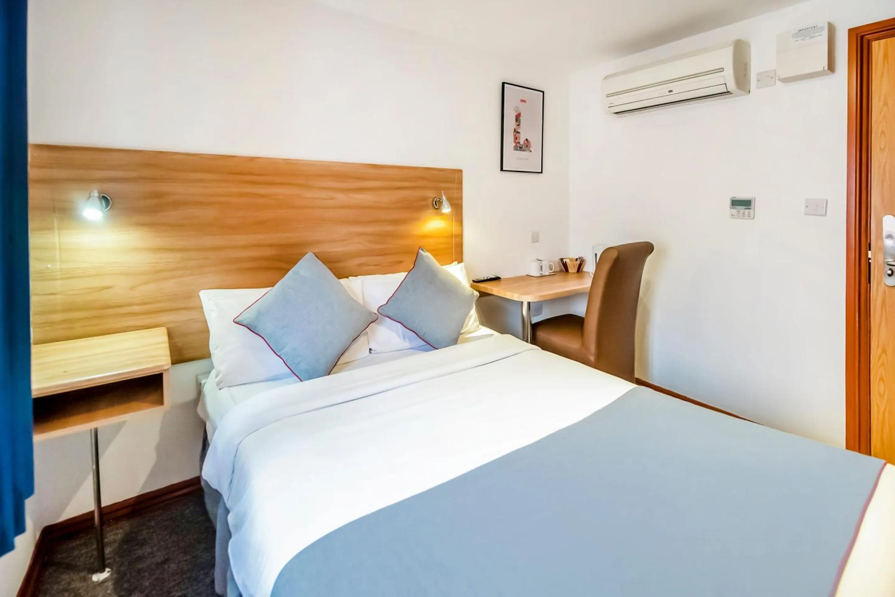 Bedroom, Bed in Arinza Hotel, London Ilford