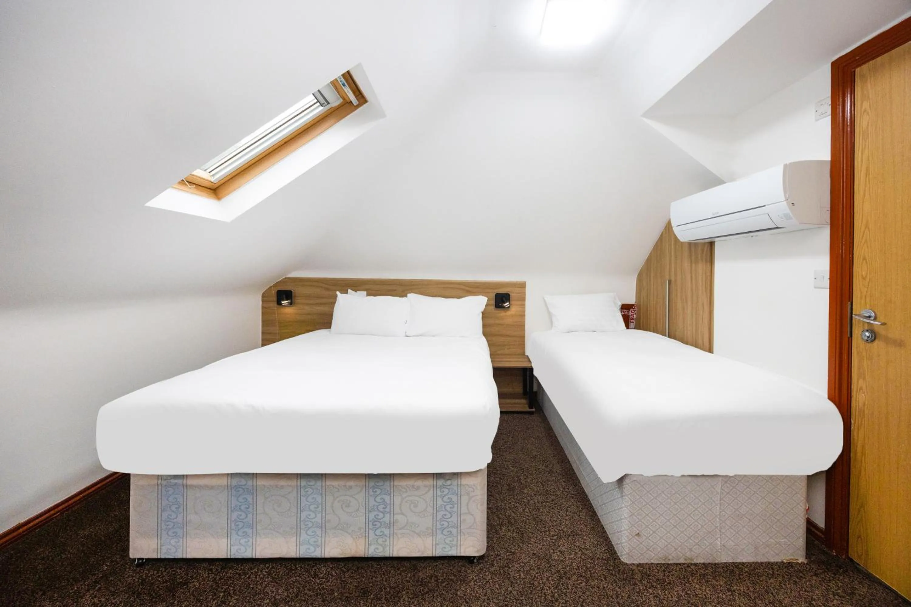 Bedroom, Bed in Arinza Hotel, London Ilford