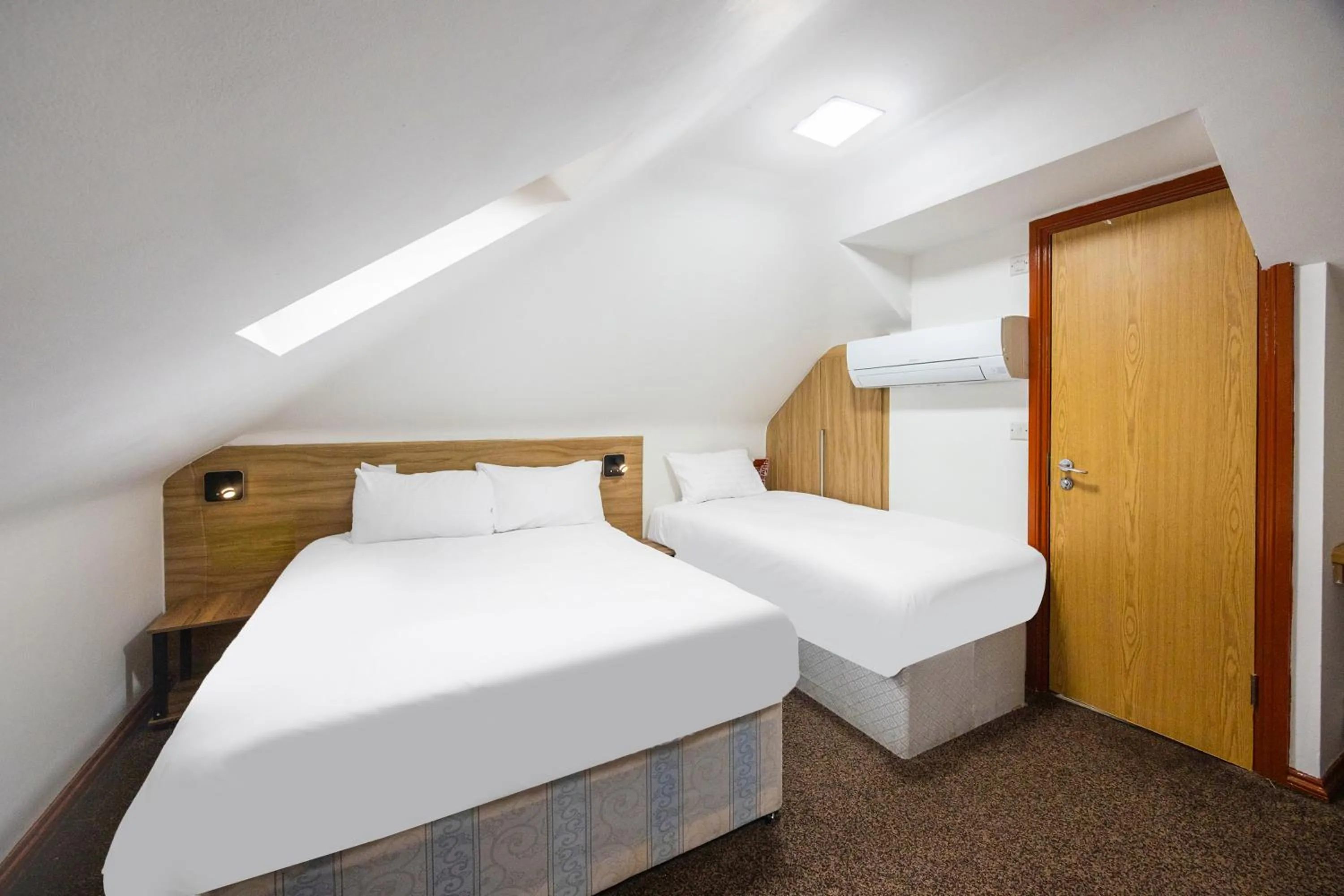 Bedroom, Bed in Arinza Hotel, London Ilford