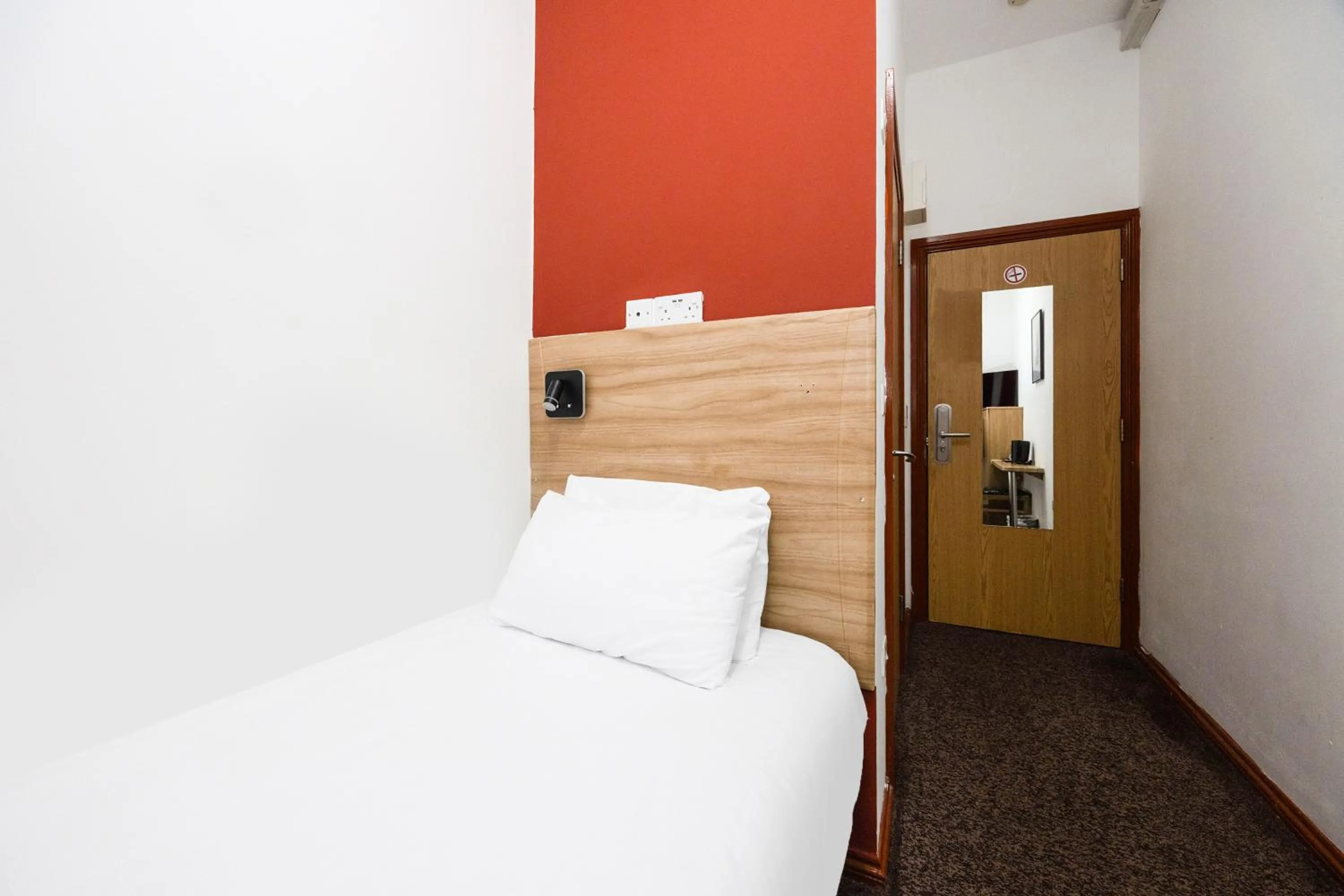 Bedroom, Bed in Arinza Hotel, London Ilford