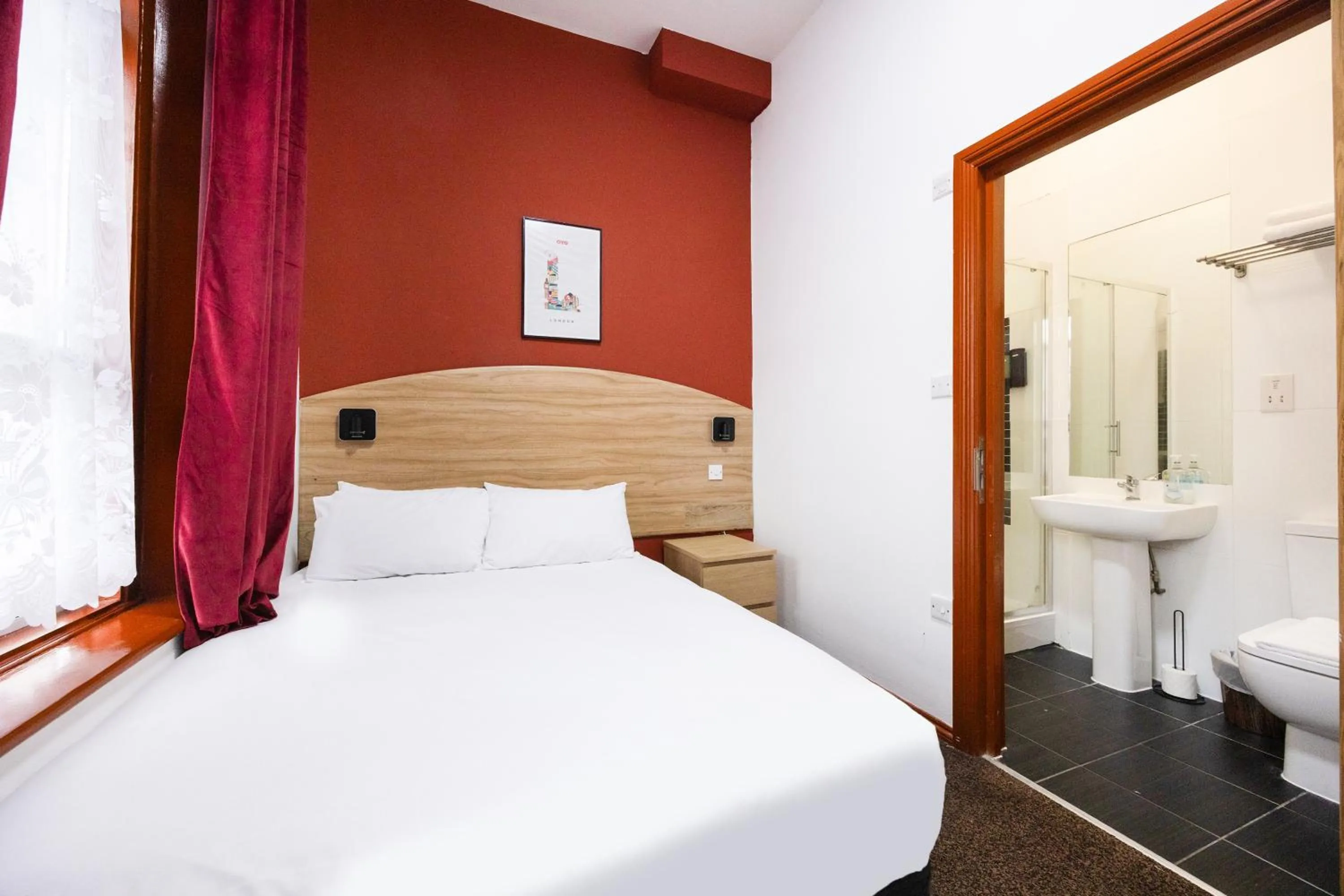 Bedroom, Bed in Arinza Hotel, London Ilford