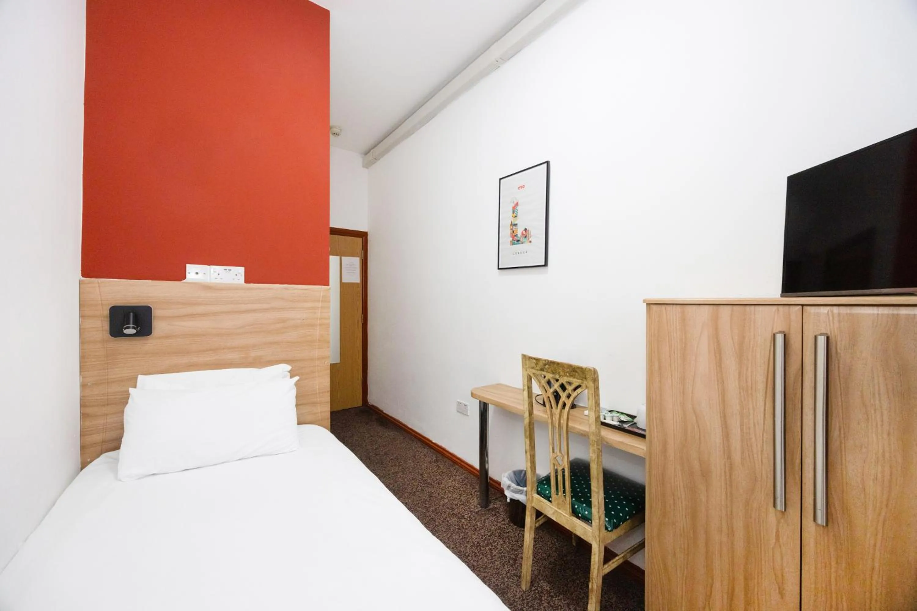 Bedroom, Bed in Arinza Hotel, London Ilford