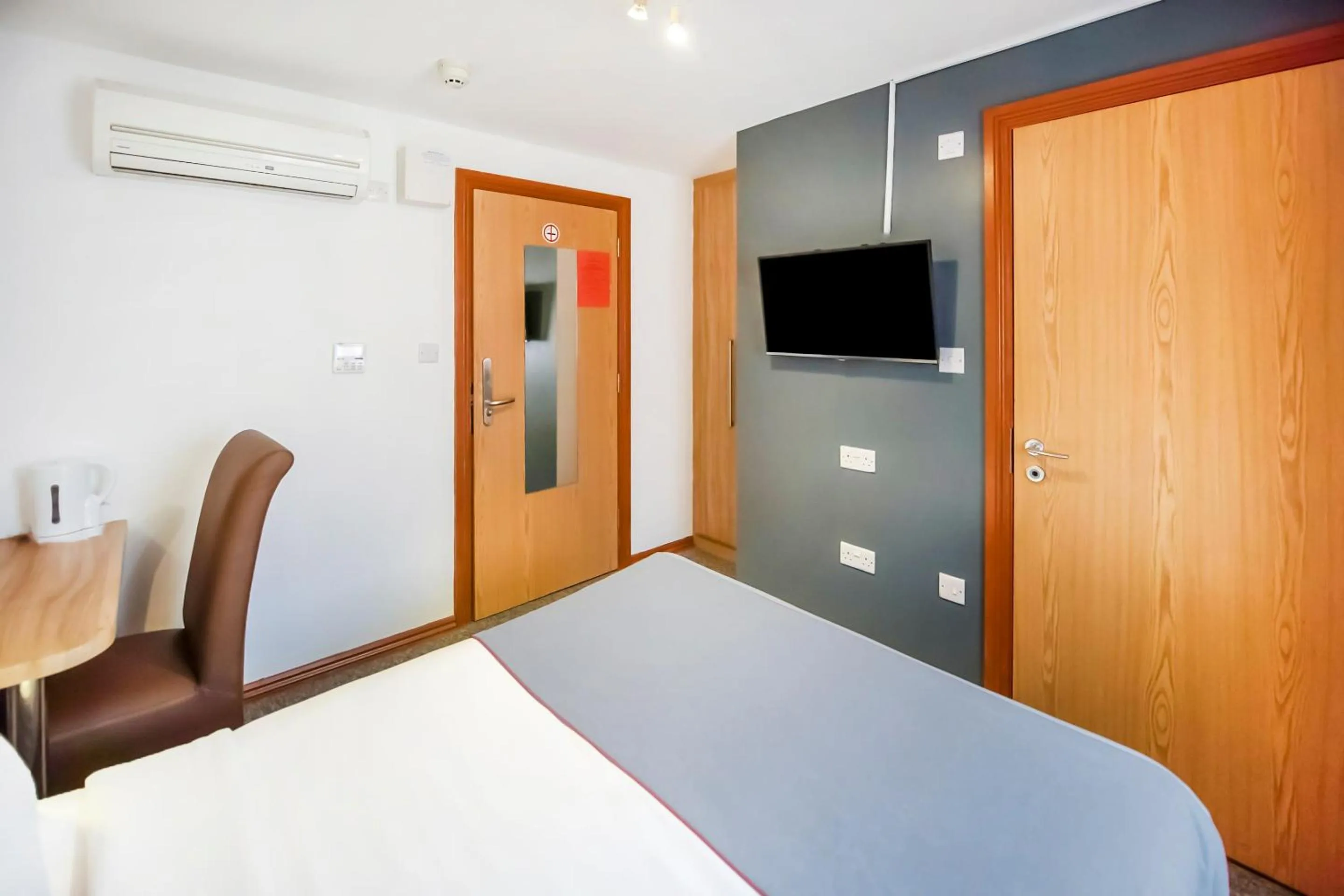 Bedroom, Bed in Arinza Hotel, London Ilford