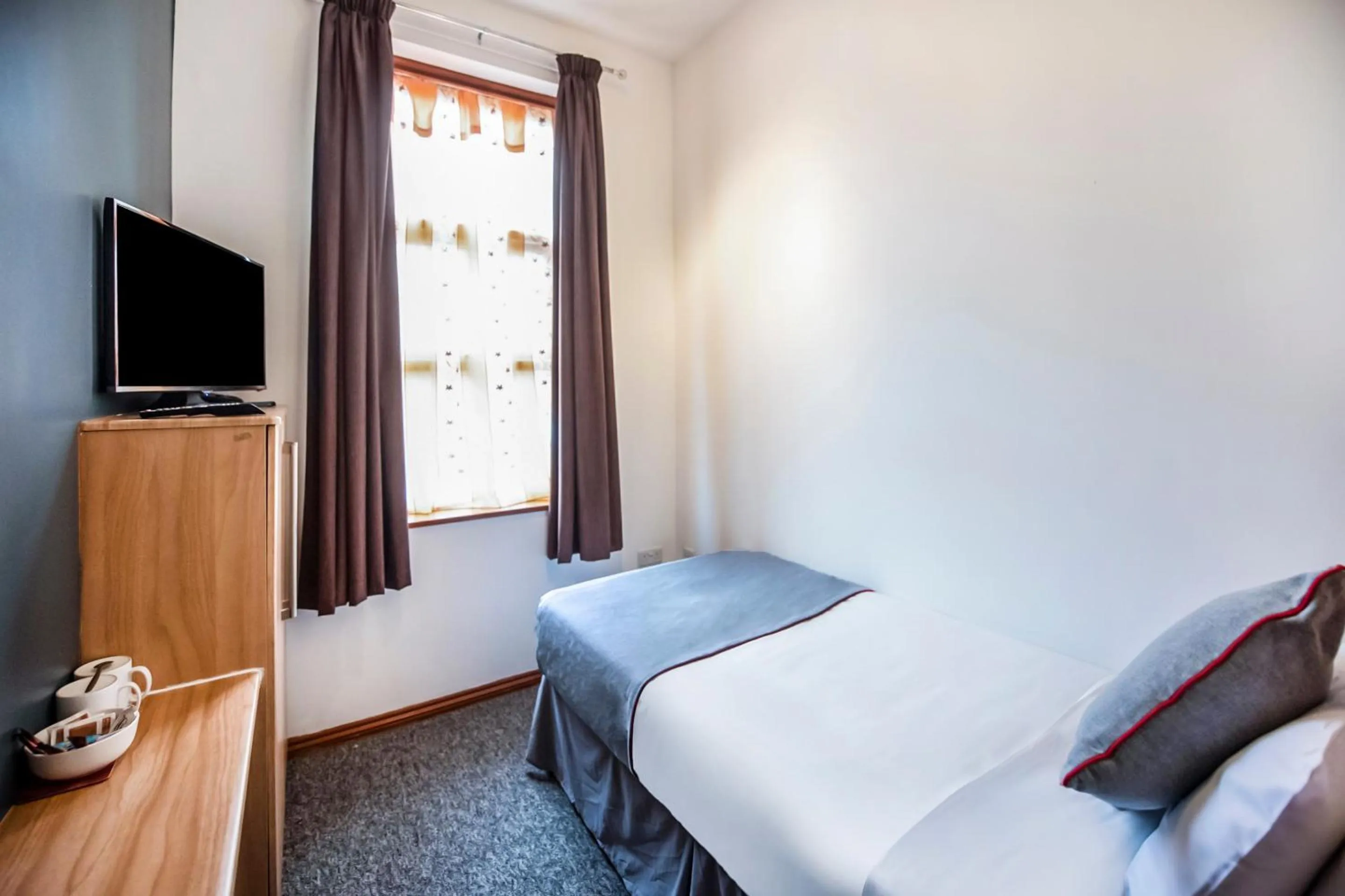 Bedroom, Bed in Arinza Hotel, London Ilford