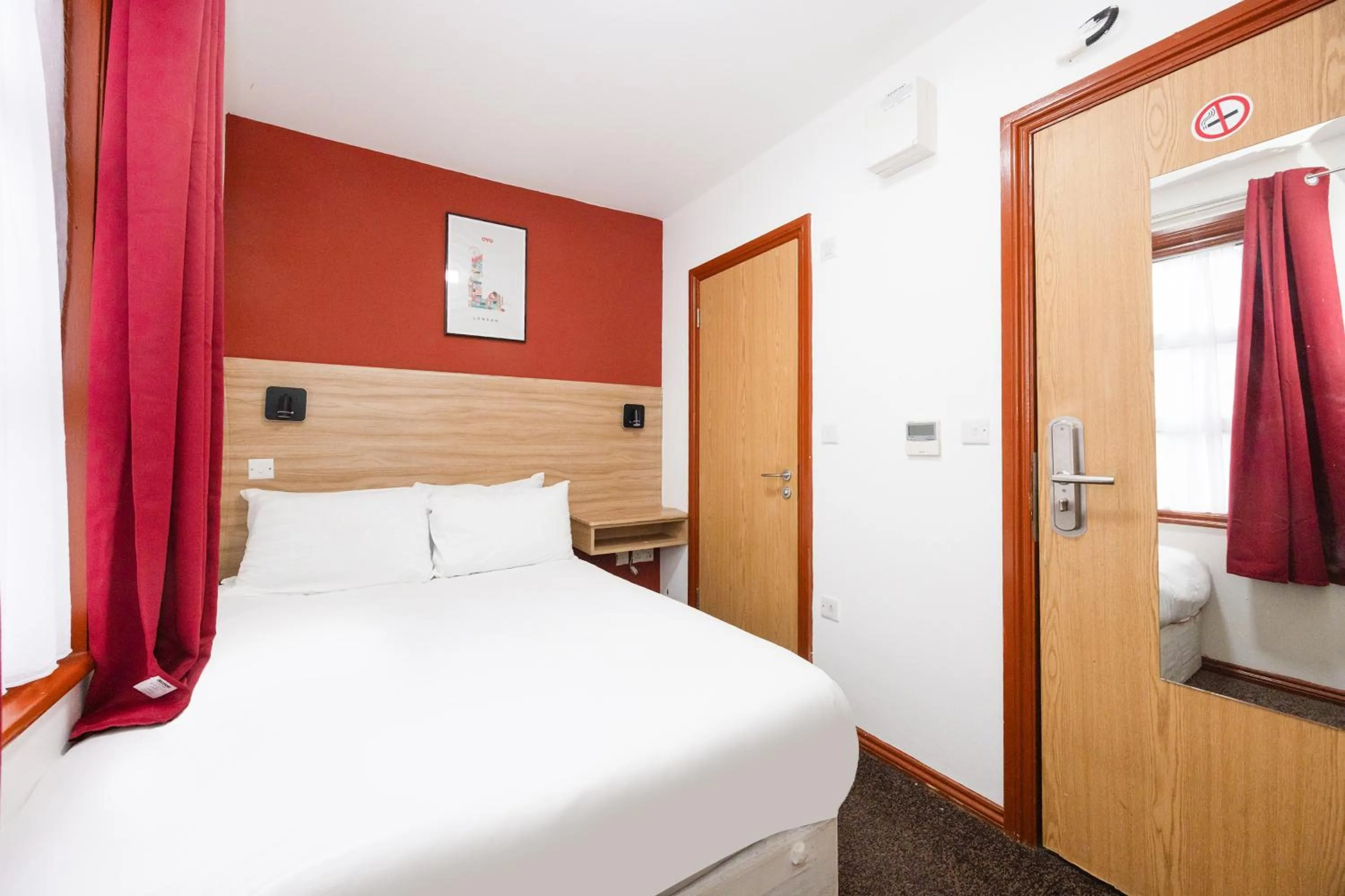 Bedroom, Bed in Arinza Hotel, London Ilford