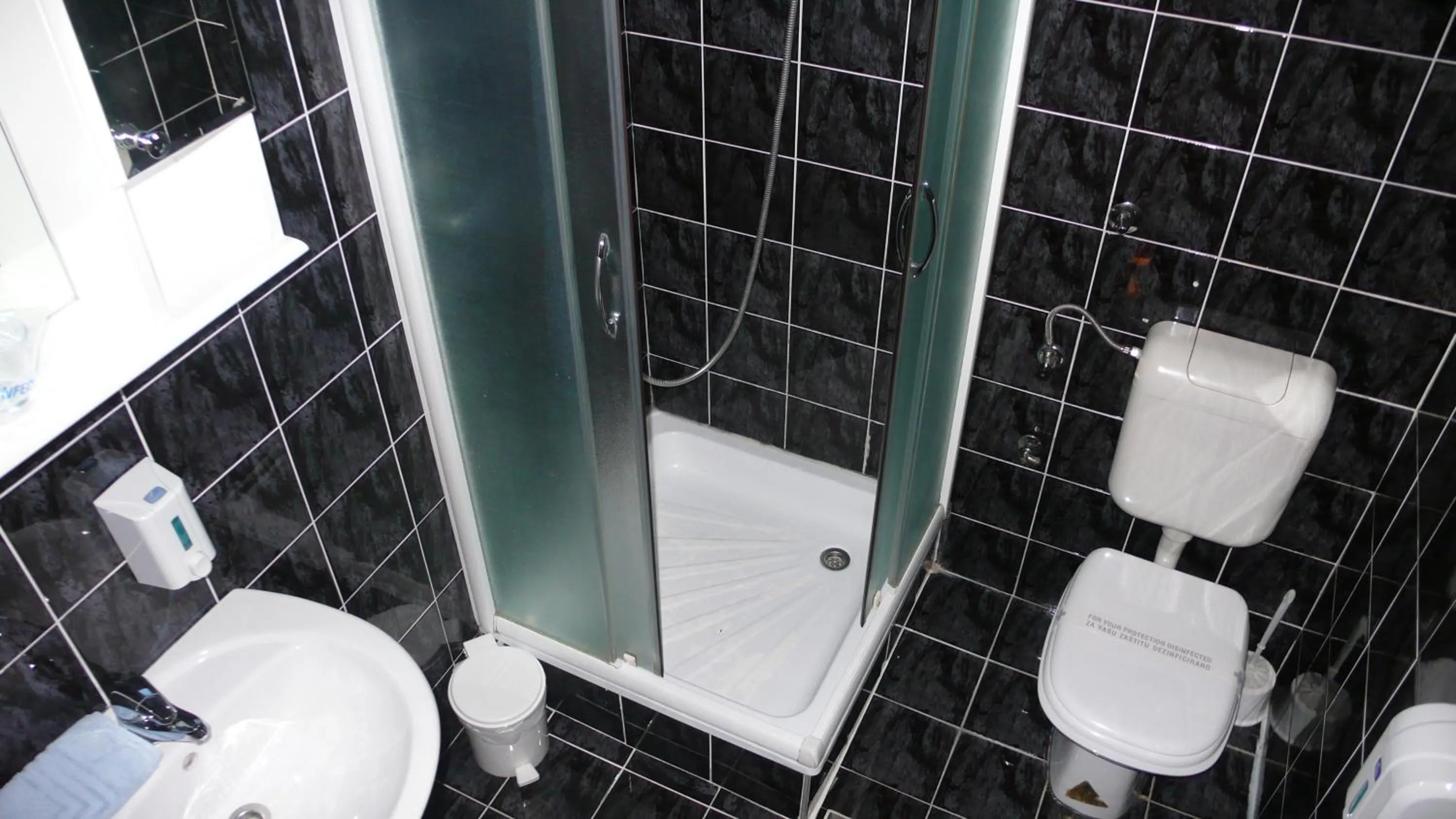 Shower in Pansion Stari Grad