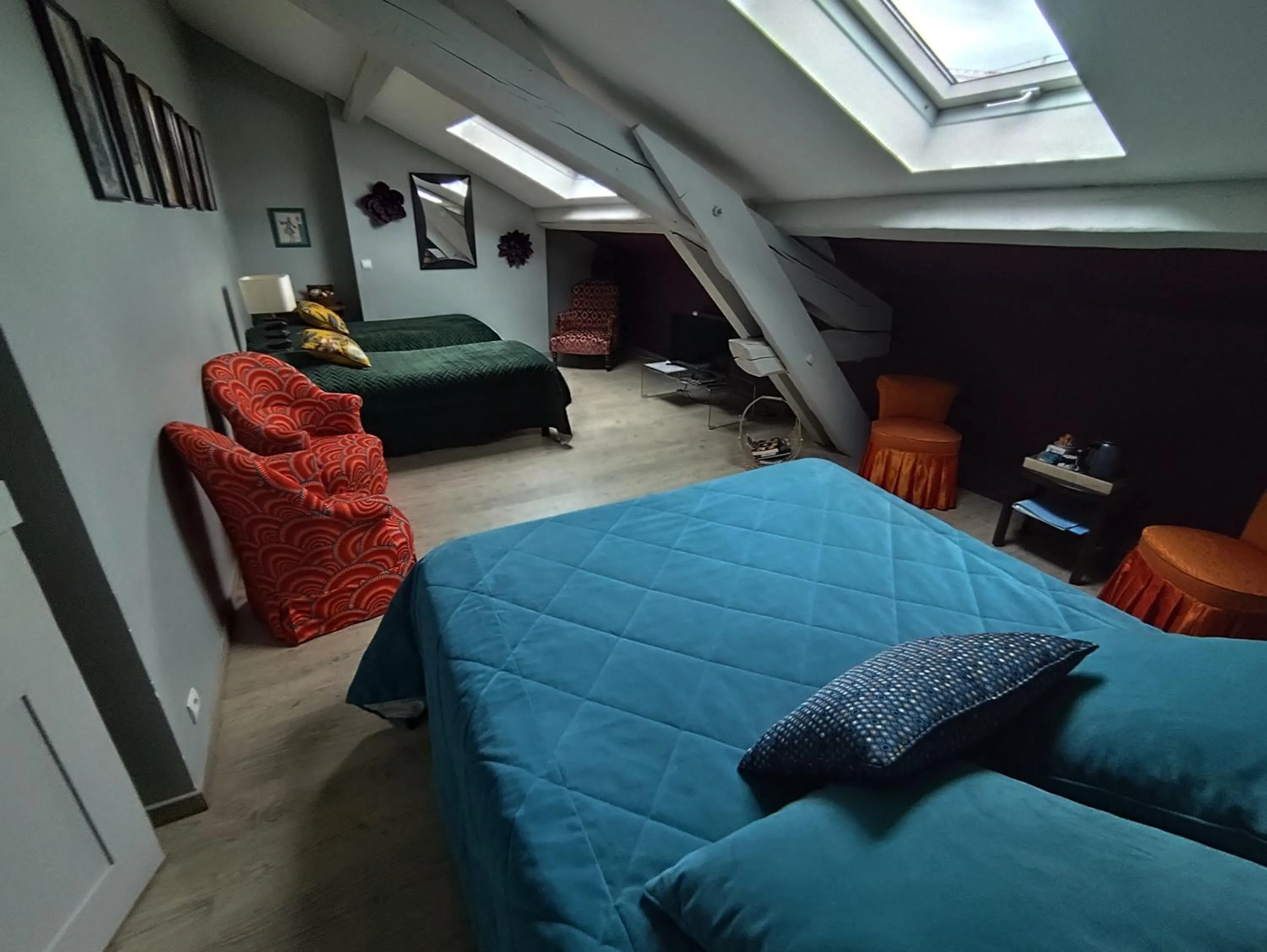 Photo of the whole room, Bed in CLOCHI-CLOCHA