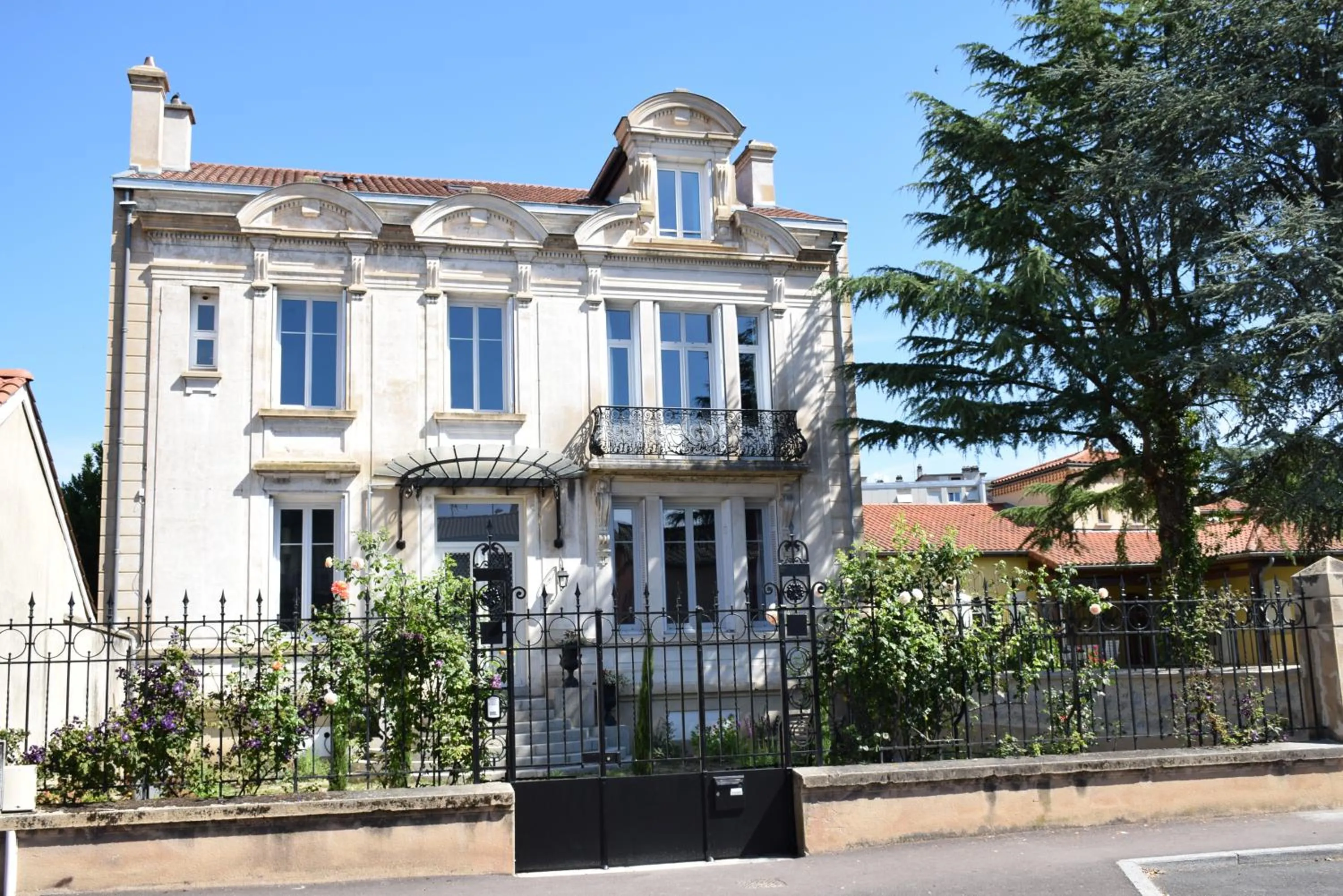 Facade/entrance in CLOCHI-CLOCHA