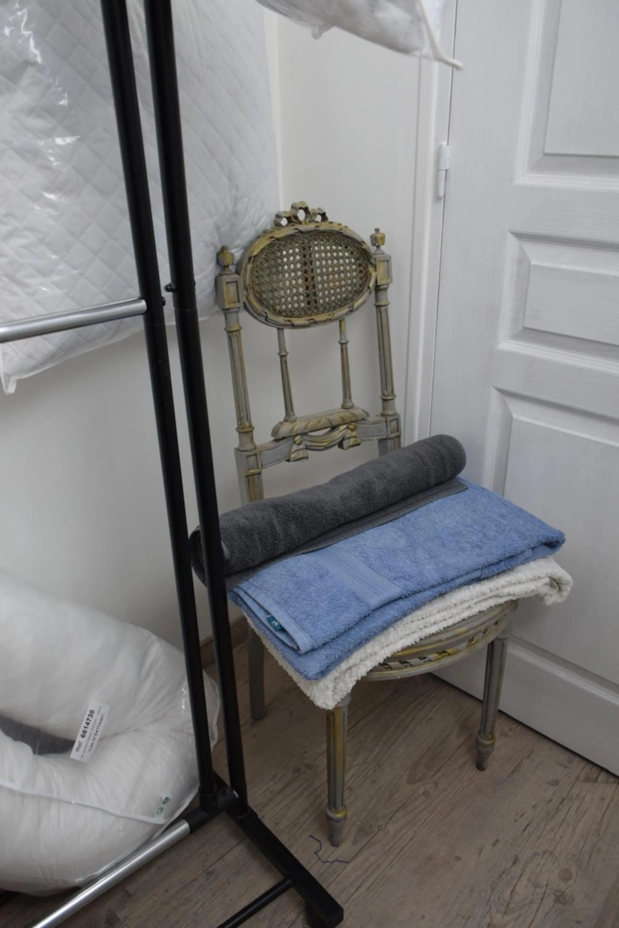 Bathroom, Bed in CLOCHI-CLOCHA