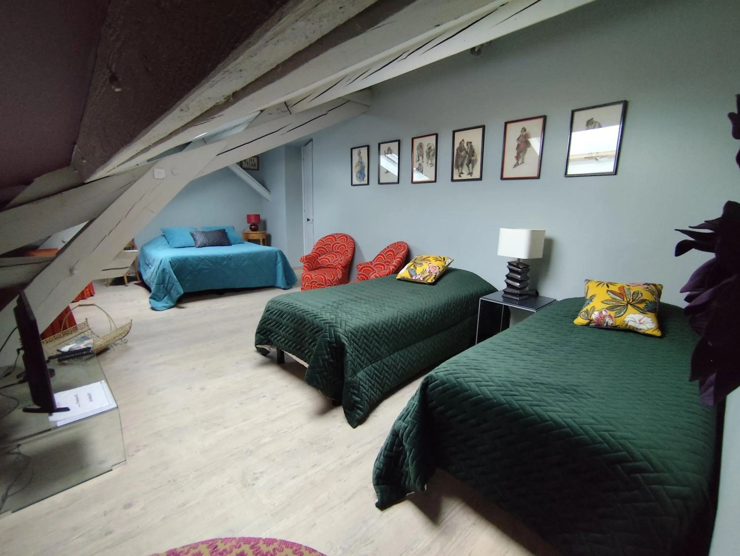 Photo of the whole room, Bed in CLOCHI-CLOCHA
