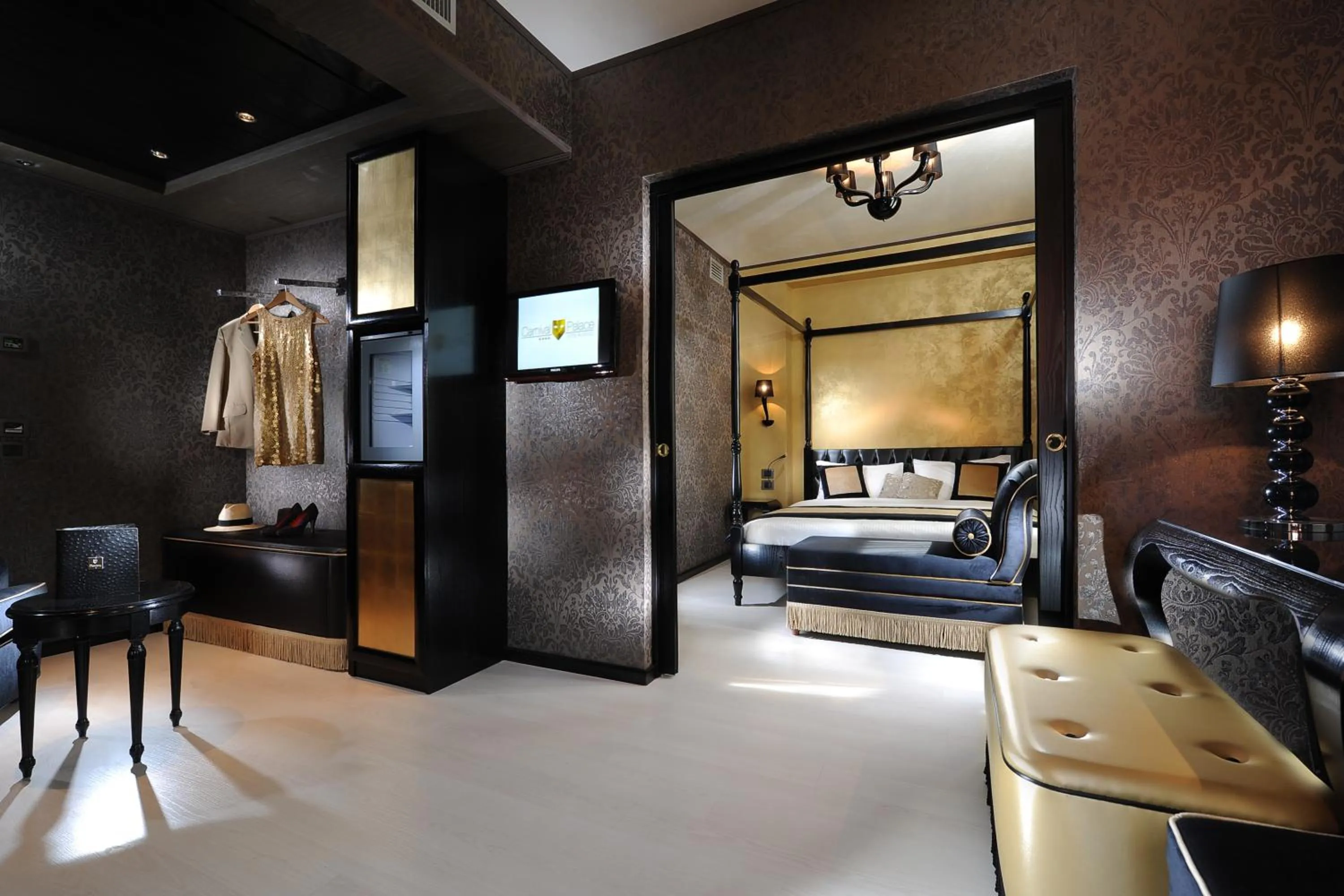 Guests, Bed in Carnival Palace - Venice Collection