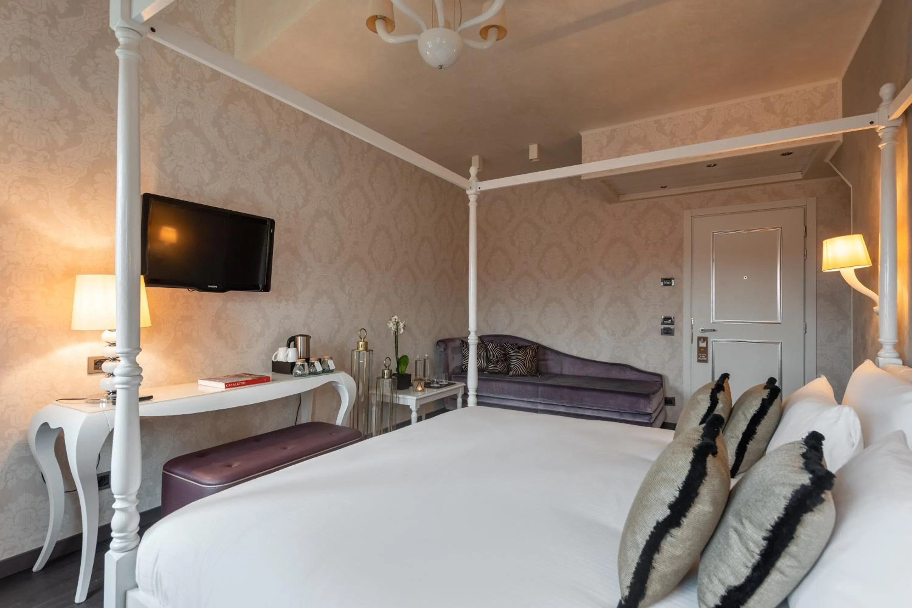 Bed in Carnival Palace - Venice Collection