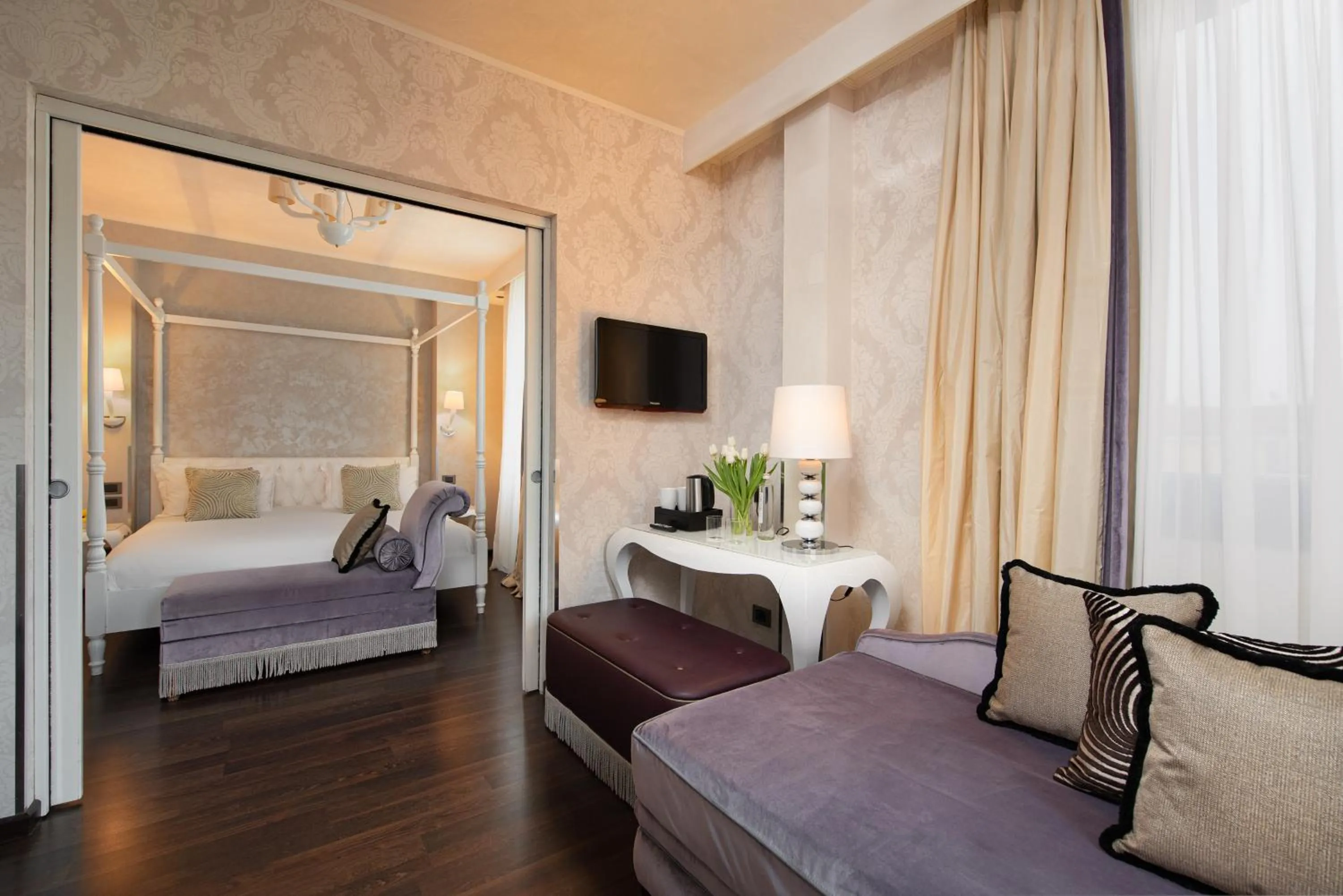 Guests, Bed in Carnival Palace - Venice Collection