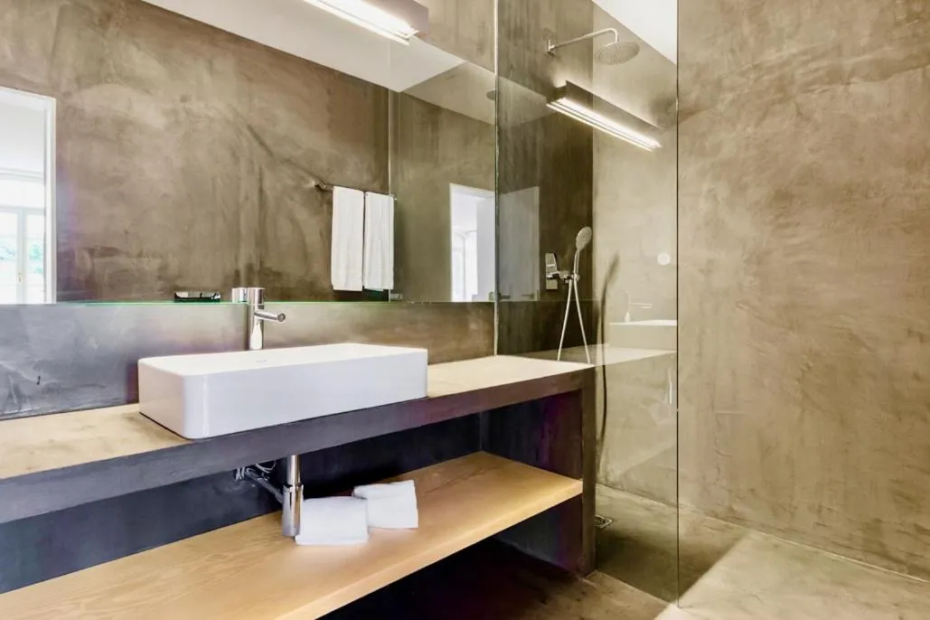 Bathroom in Douro River Studios
