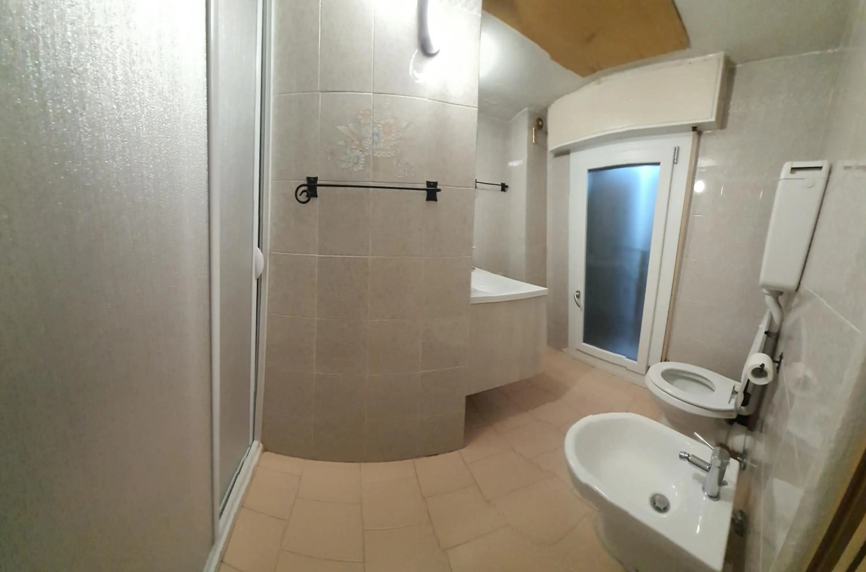 Bathroom in hotel Bologna