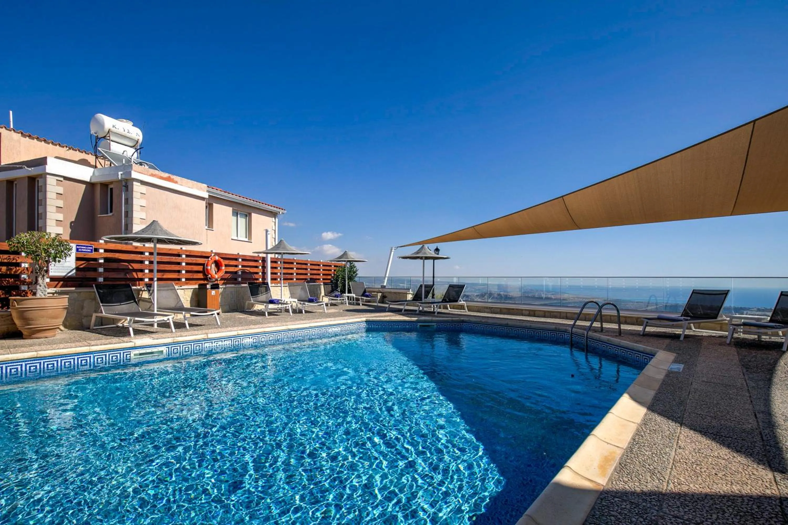 Swimming pool in Hill View Hotel Apartments