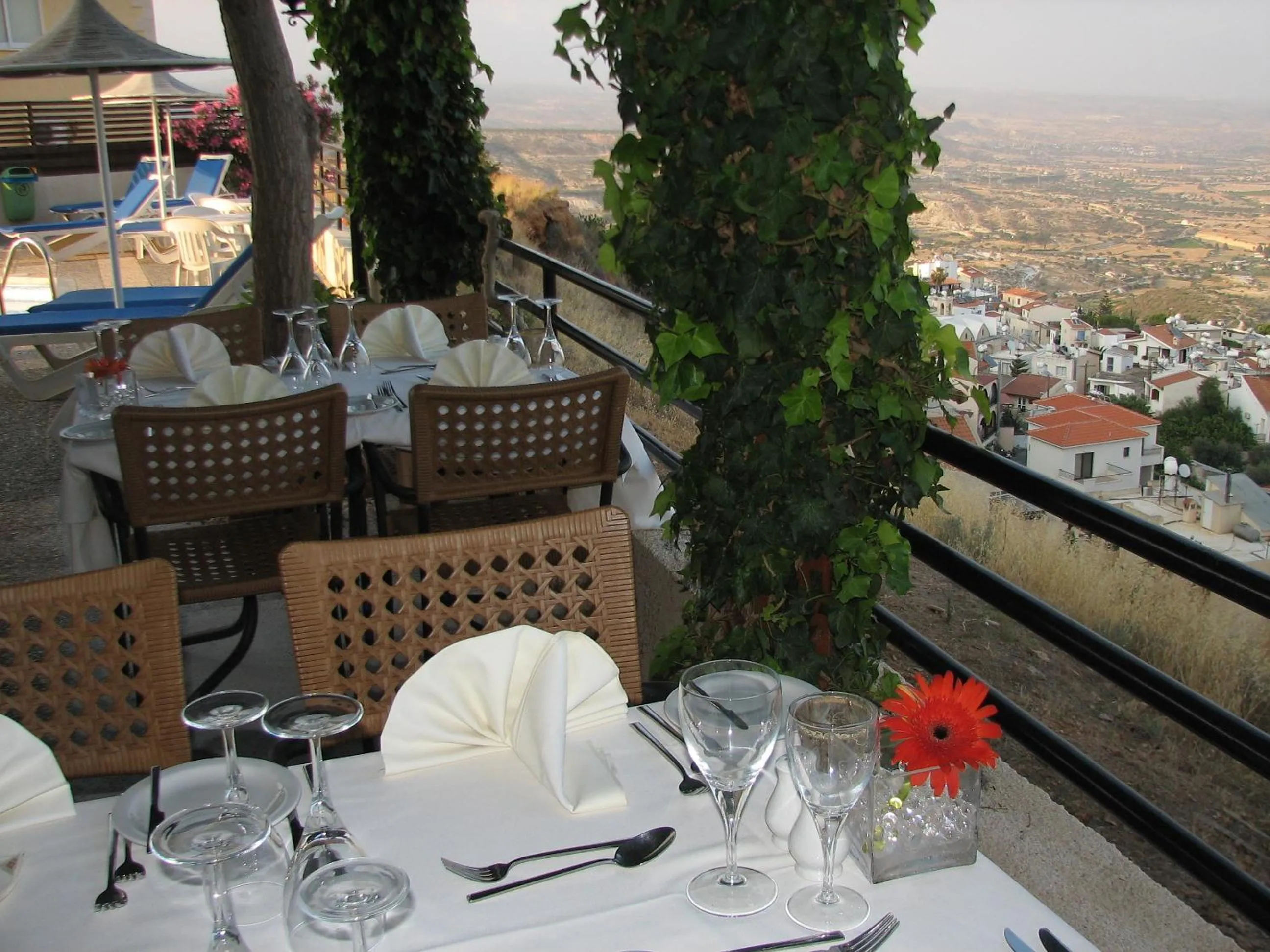 Restaurant/places to eat in Hill View Hotel Apartments