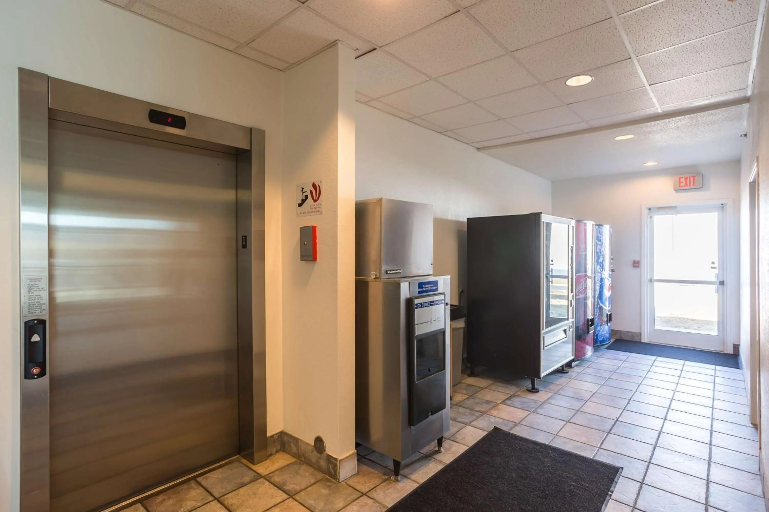 On site in Motel 6 Dale, Indiana Near Holiday World and Splashing safari#Central Time #I64 Highway