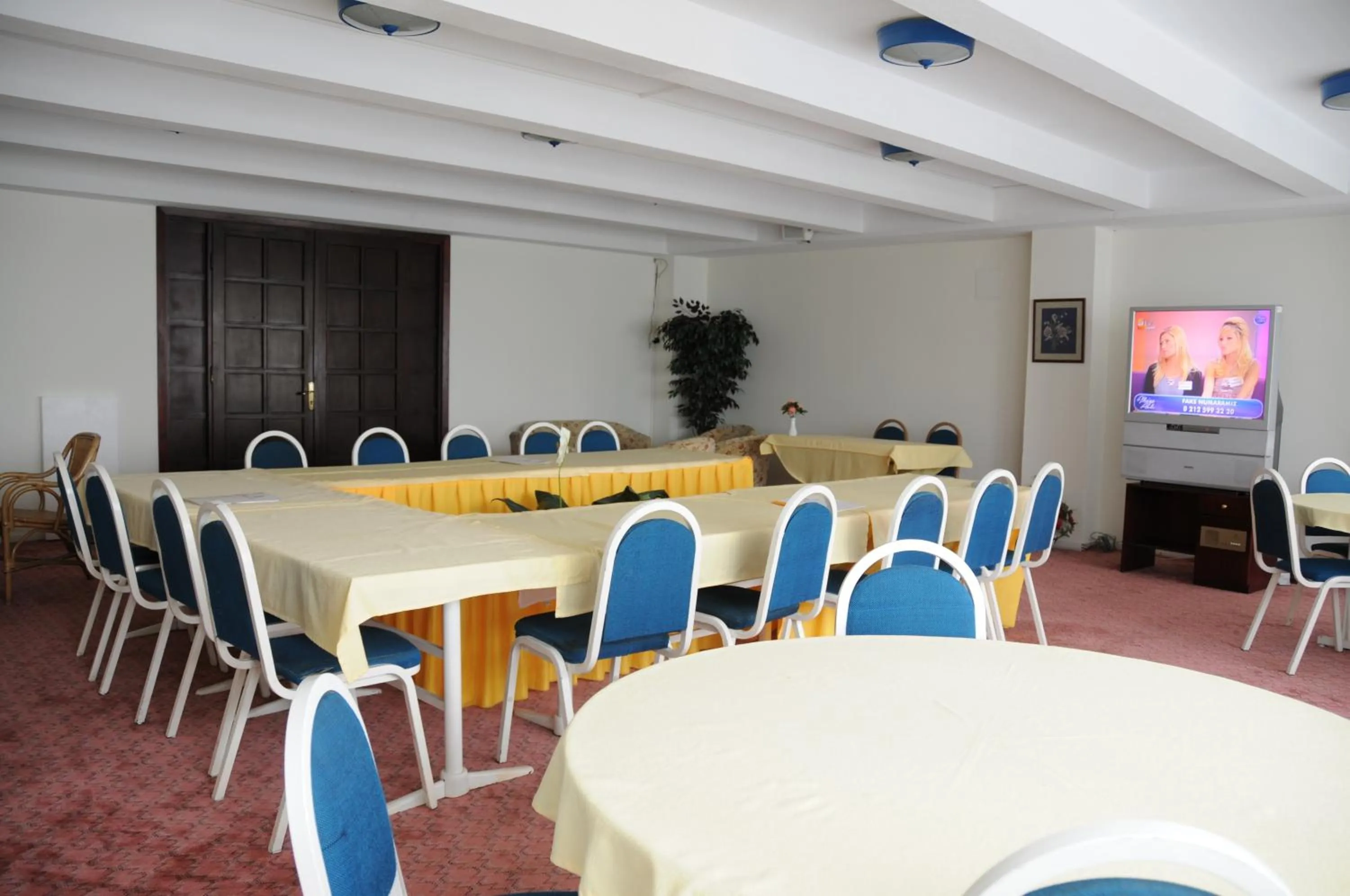 Communal lounge/ TV room in Sesin Hotel