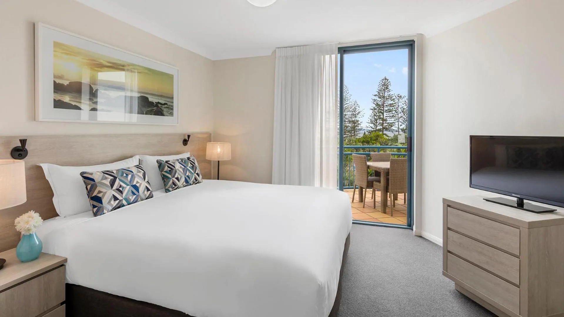TV and multimedia, Bed in Oaks Gold Coast Calypso Plaza Suites