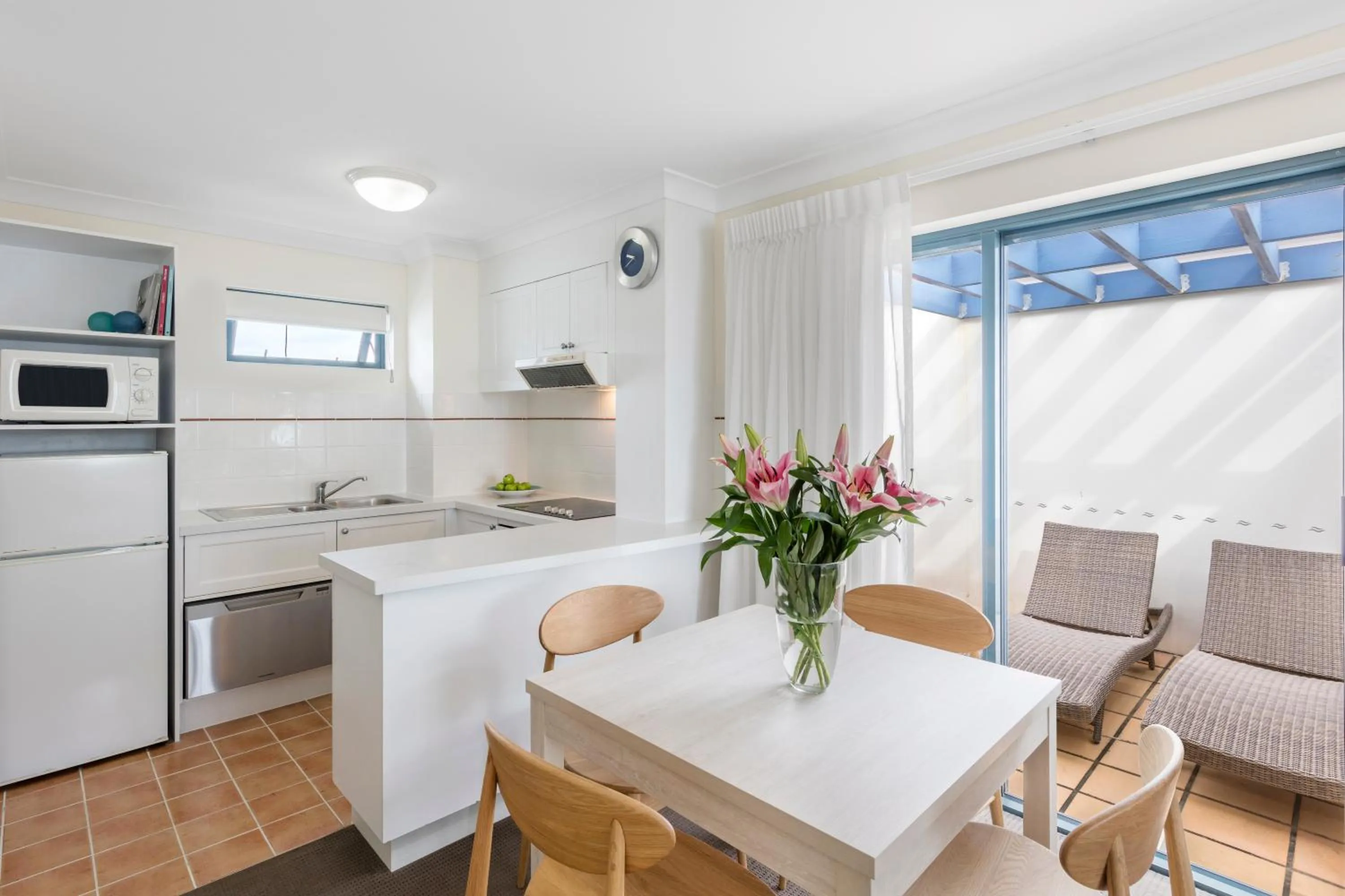 Dining area in Oaks Gold Coast Calypso Plaza Suites