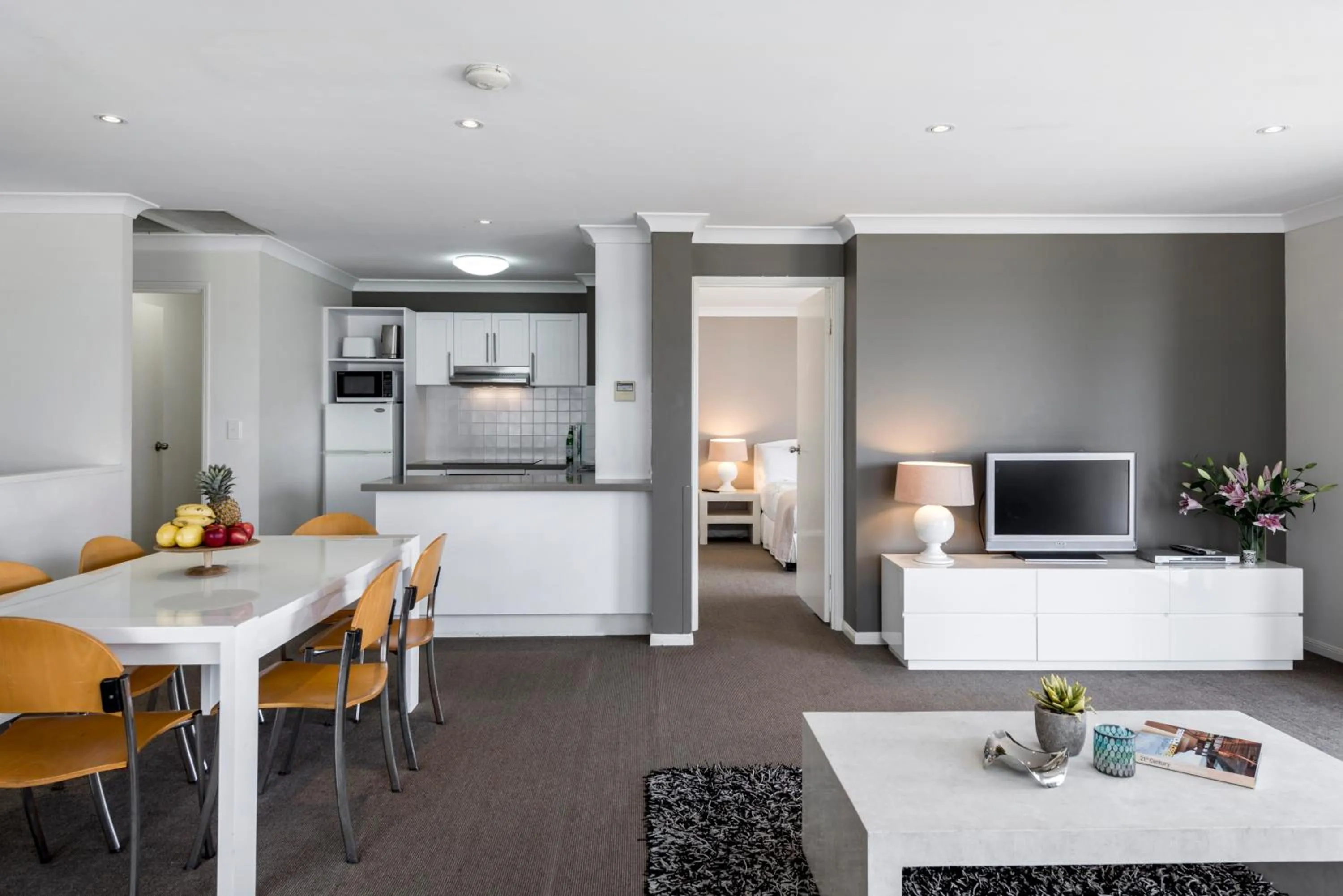 TV and multimedia in Oaks Gold Coast Calypso Plaza Suites