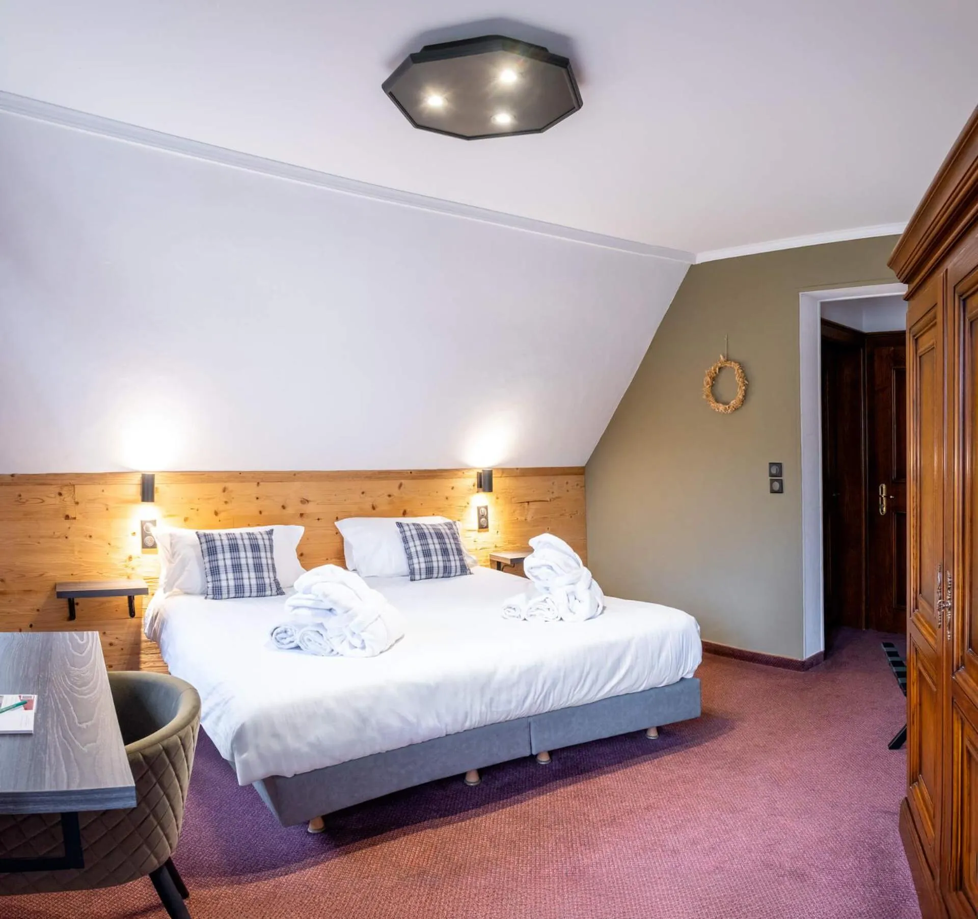 Property building, Bed in Hôtel au Heimbach