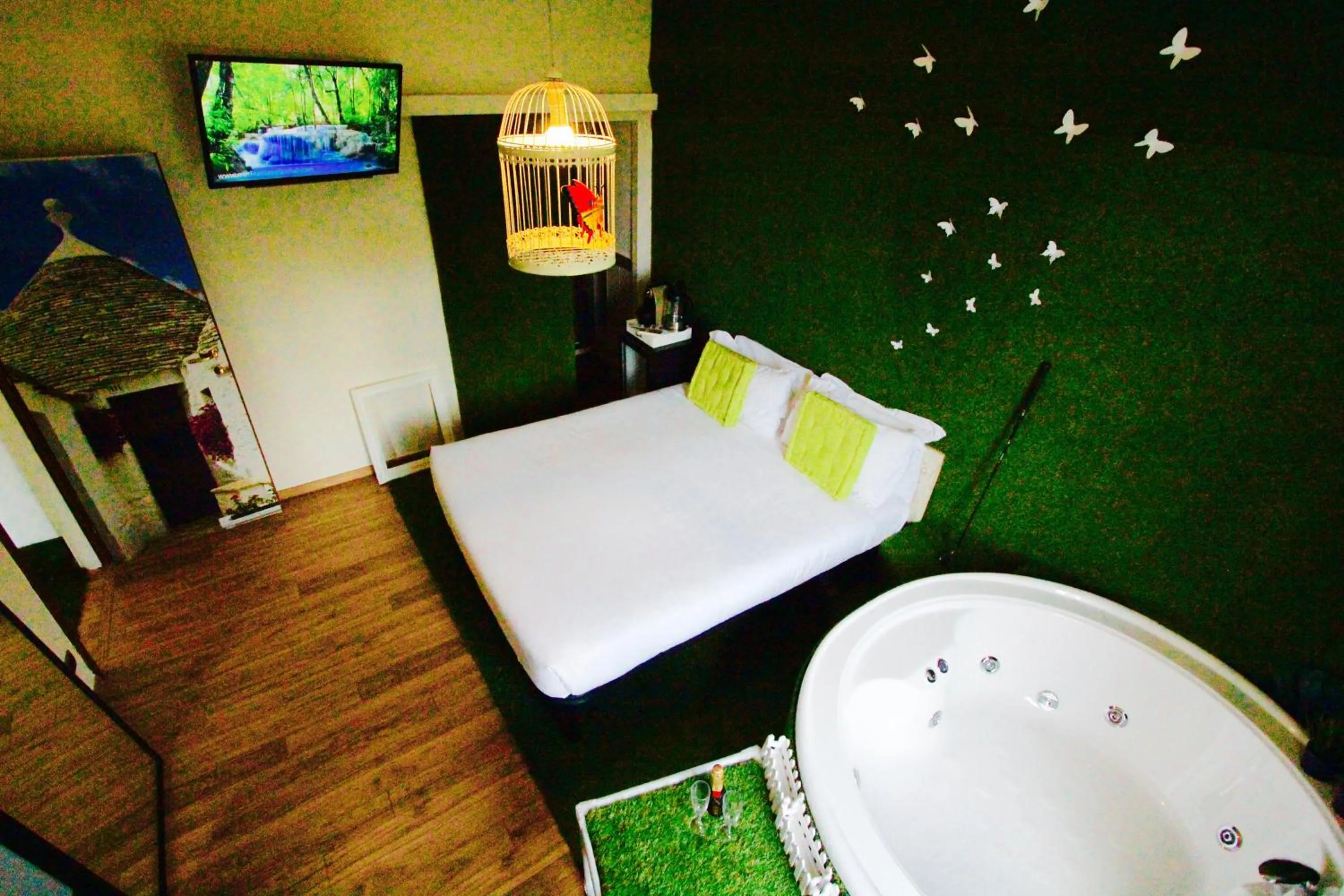 Hot Tub, Bed in Jacuzzi Rooms