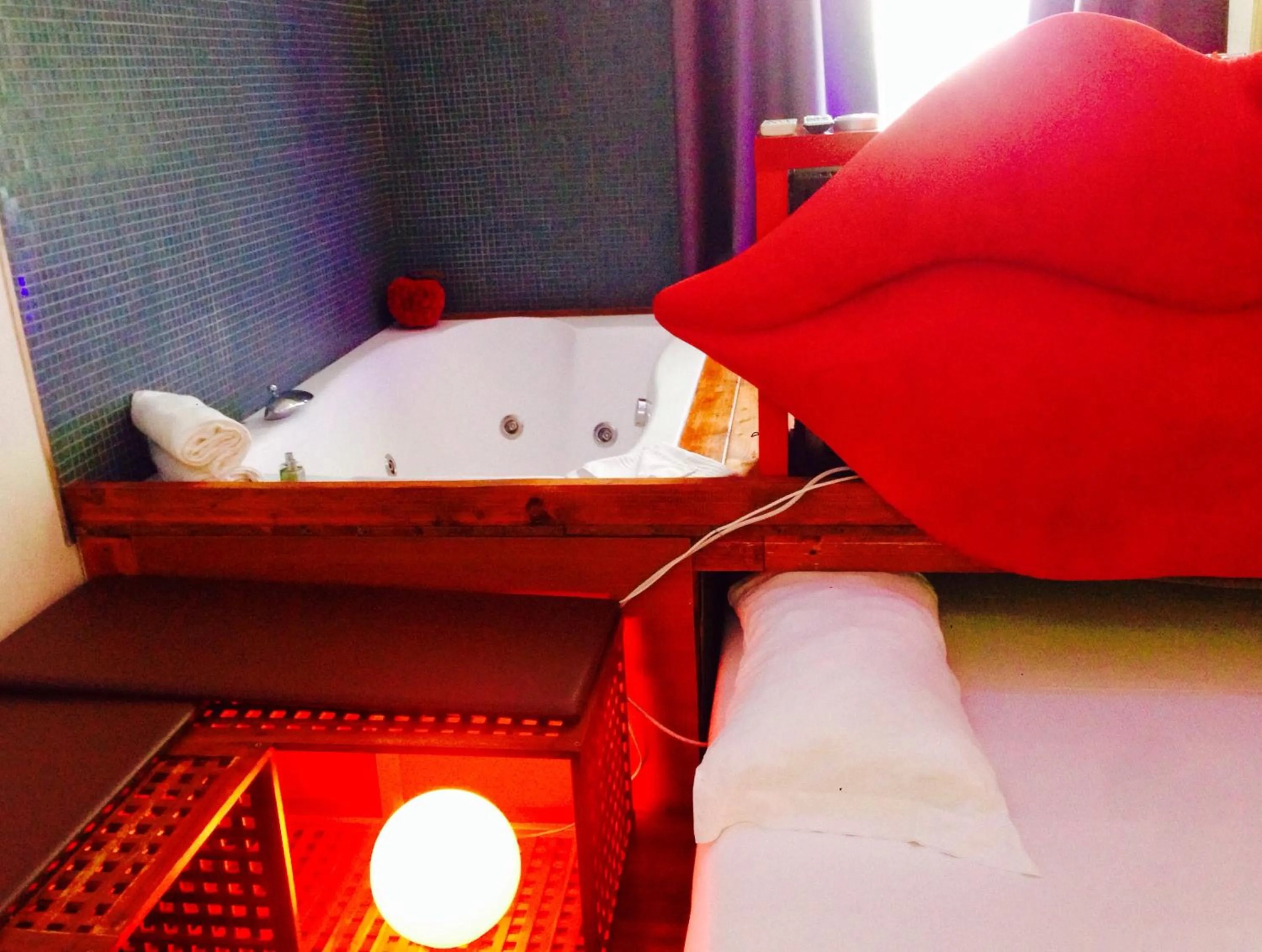 Hot Tub, Bed in Jacuzzi Rooms