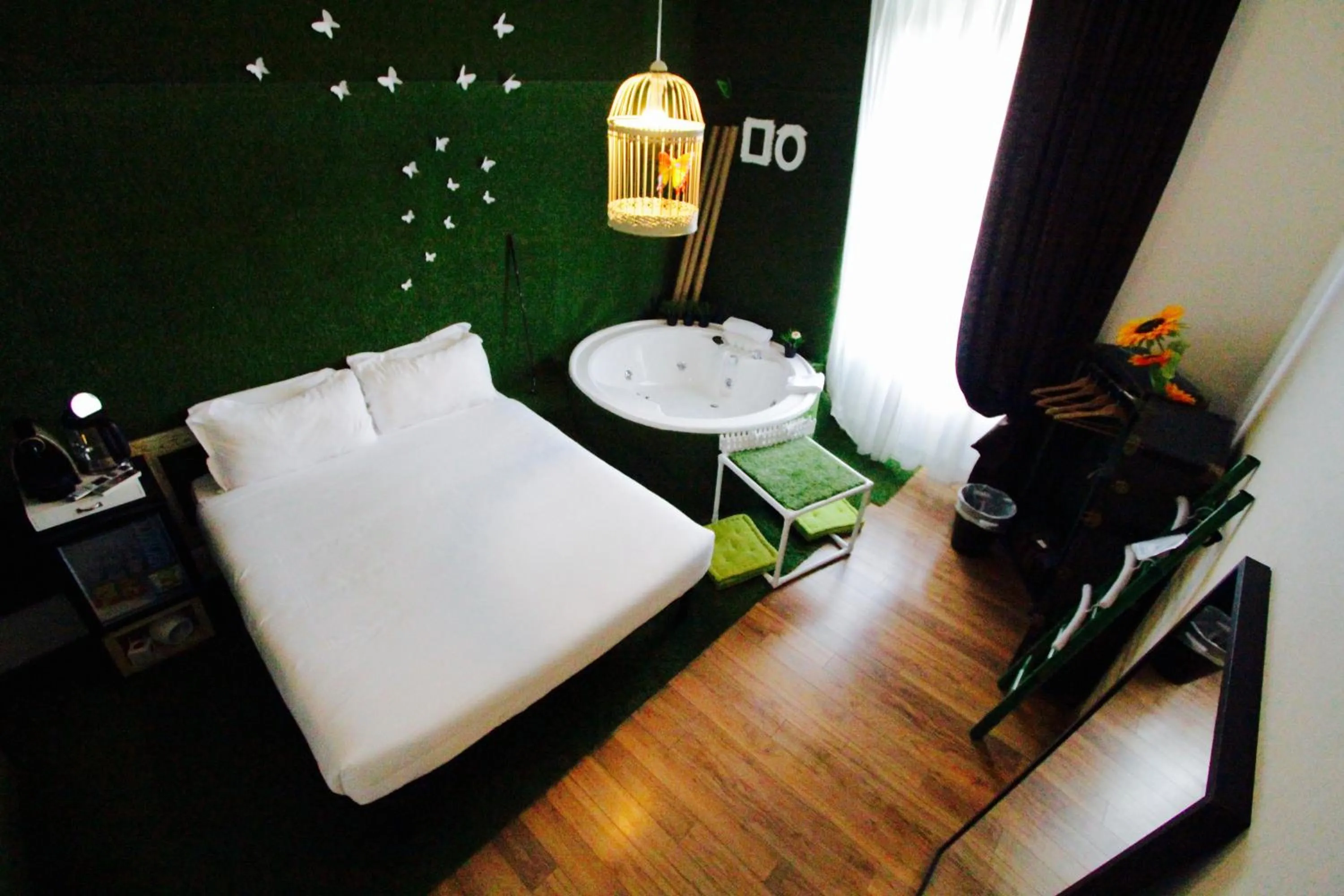 Hot Tub, Bed in Jacuzzi Rooms