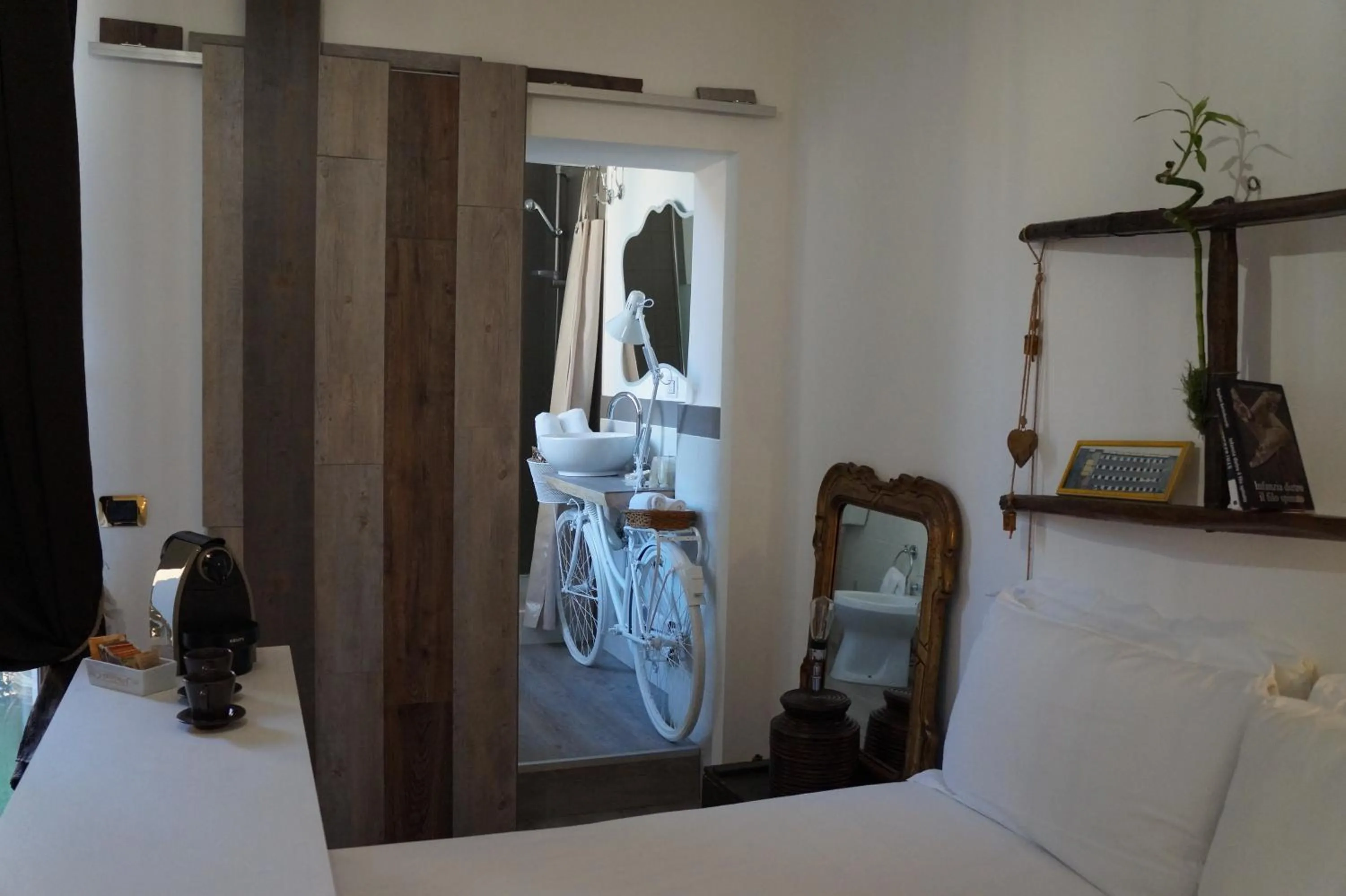 Photo of the whole room, Bed in Jacuzzi Rooms