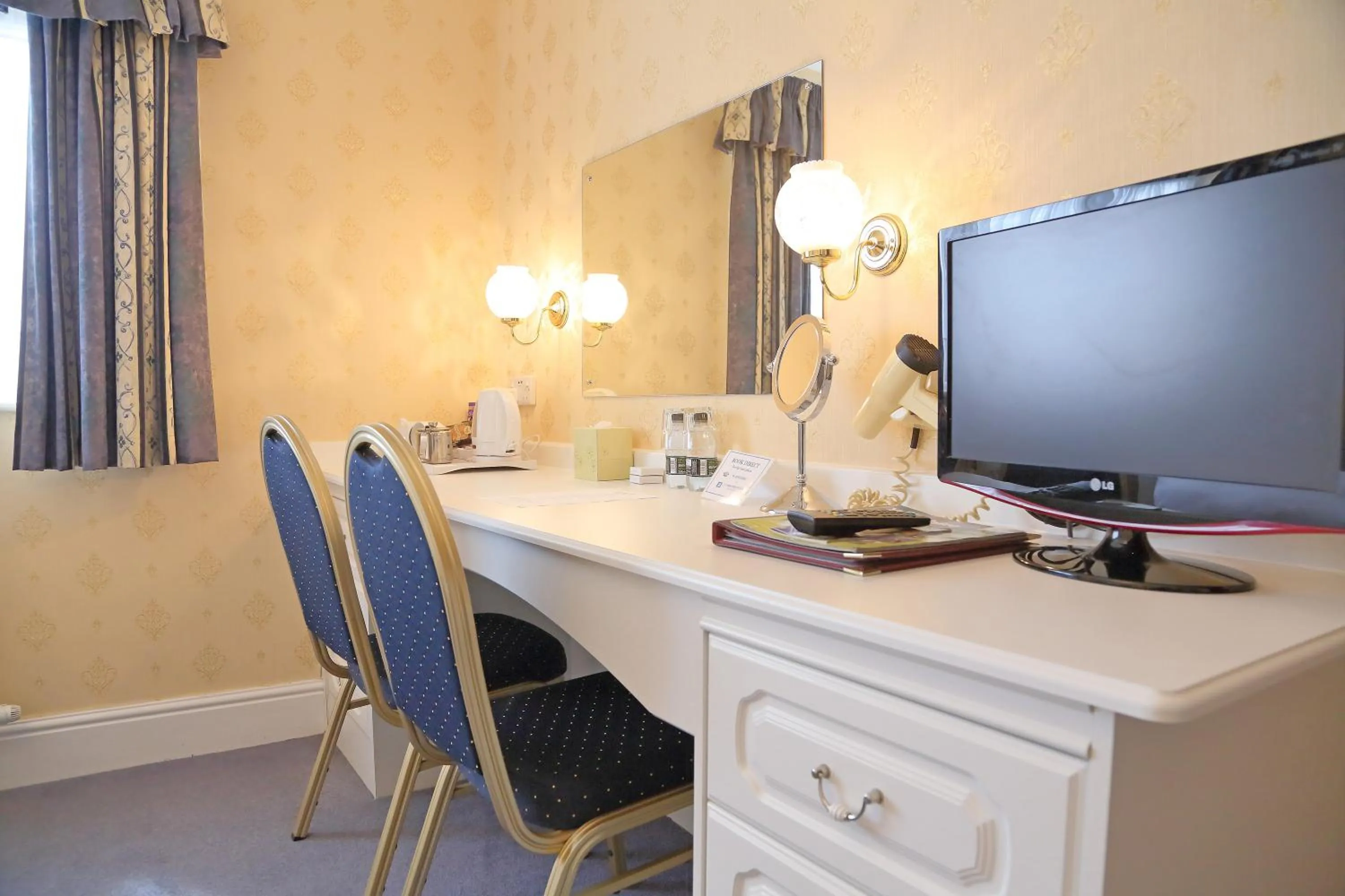 TV and multimedia in Saxonville Hotel