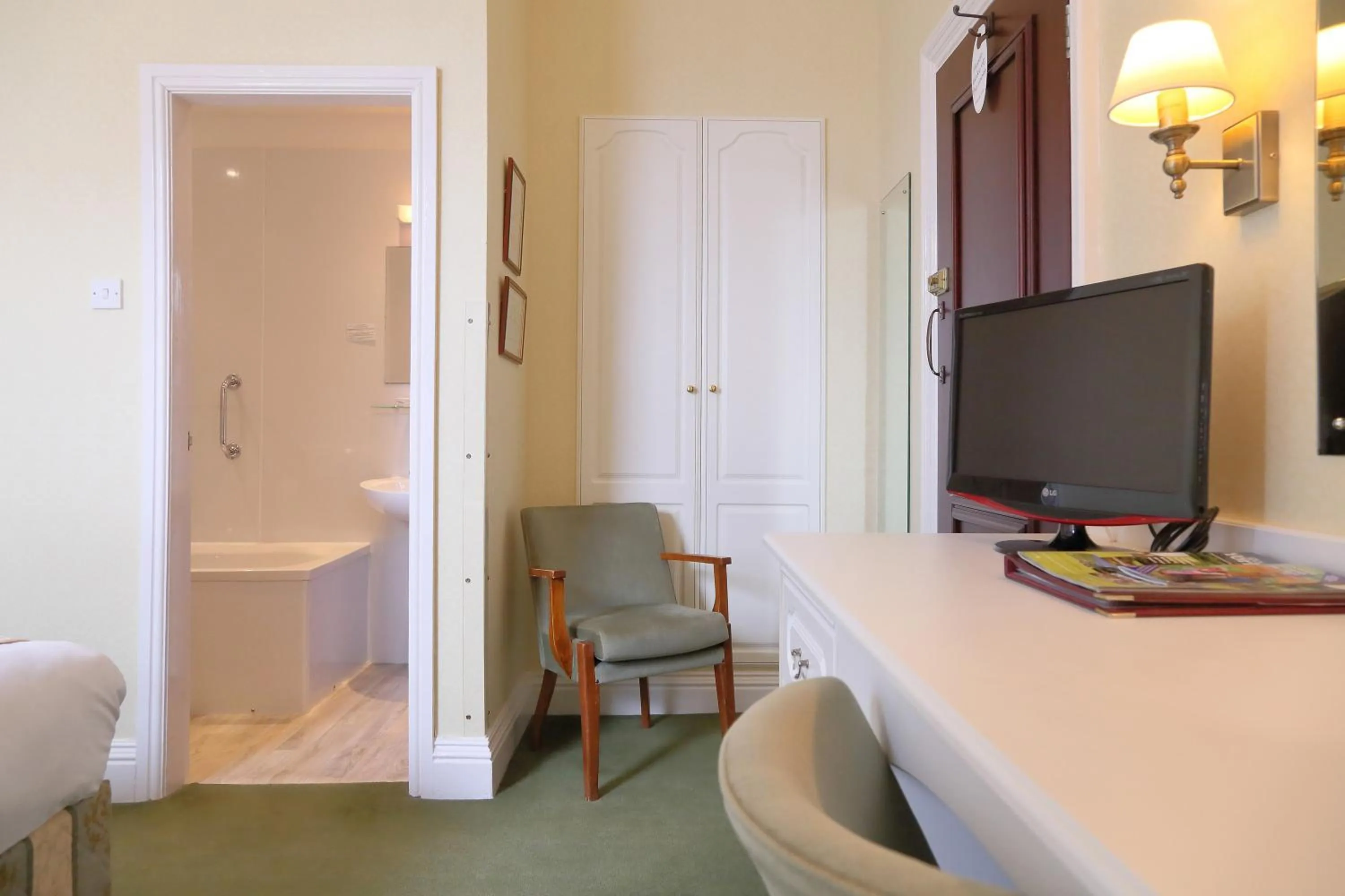 Bed in Saxonville Hotel