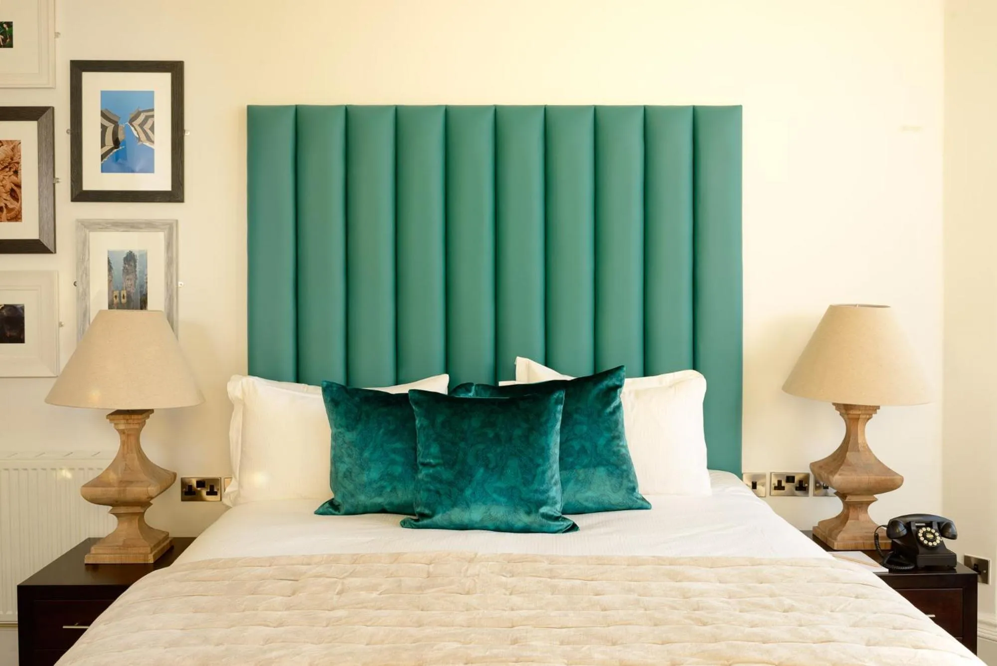 Bedroom, Bed in Black Ivy