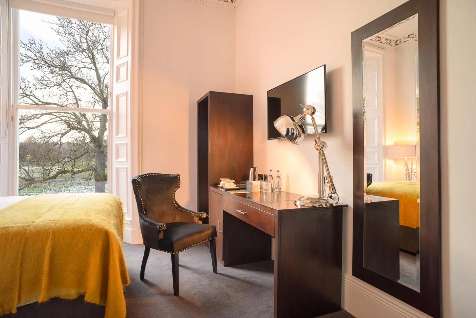 Bedroom, Bed in Black Ivy