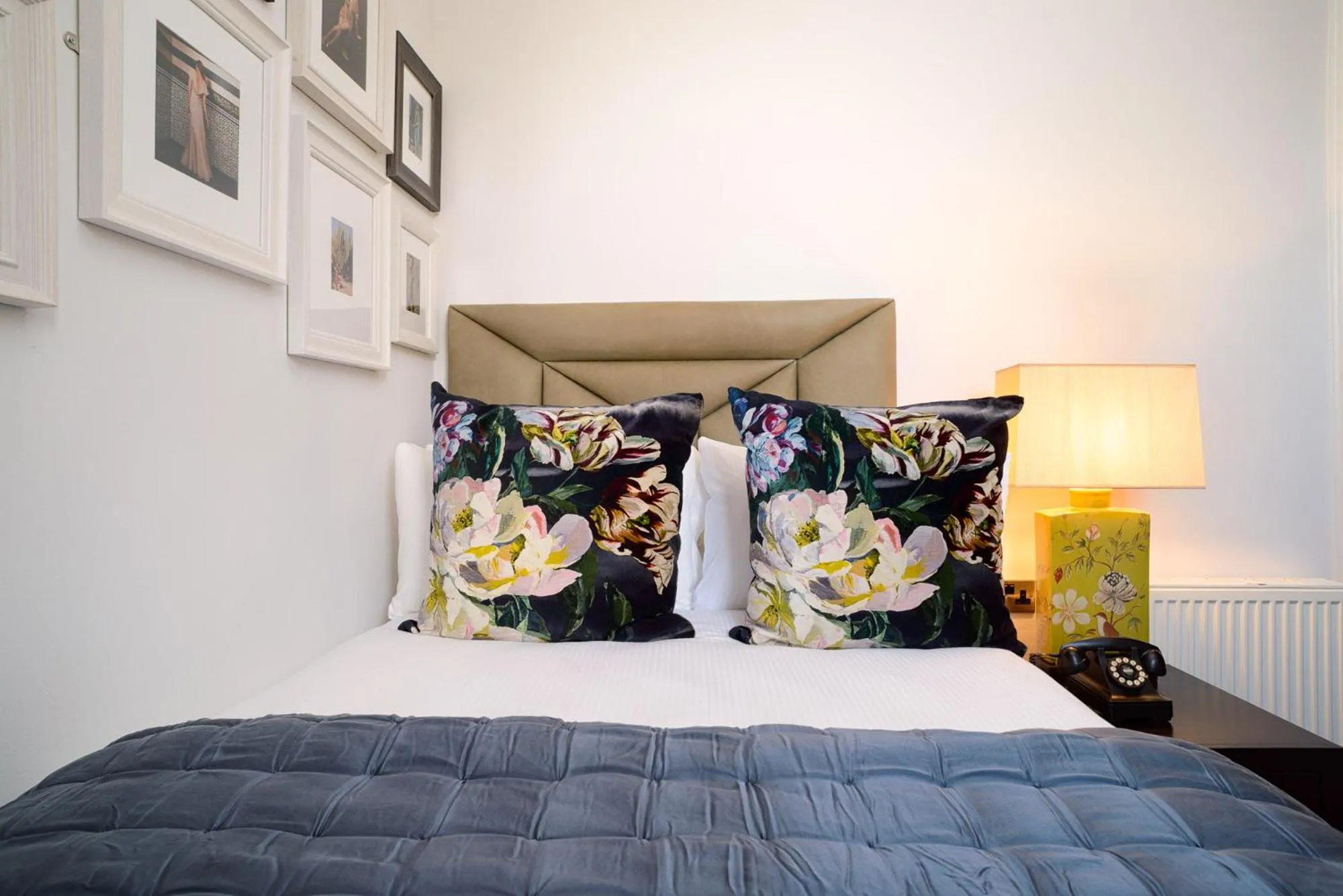 Bedroom, Bed in Black Ivy