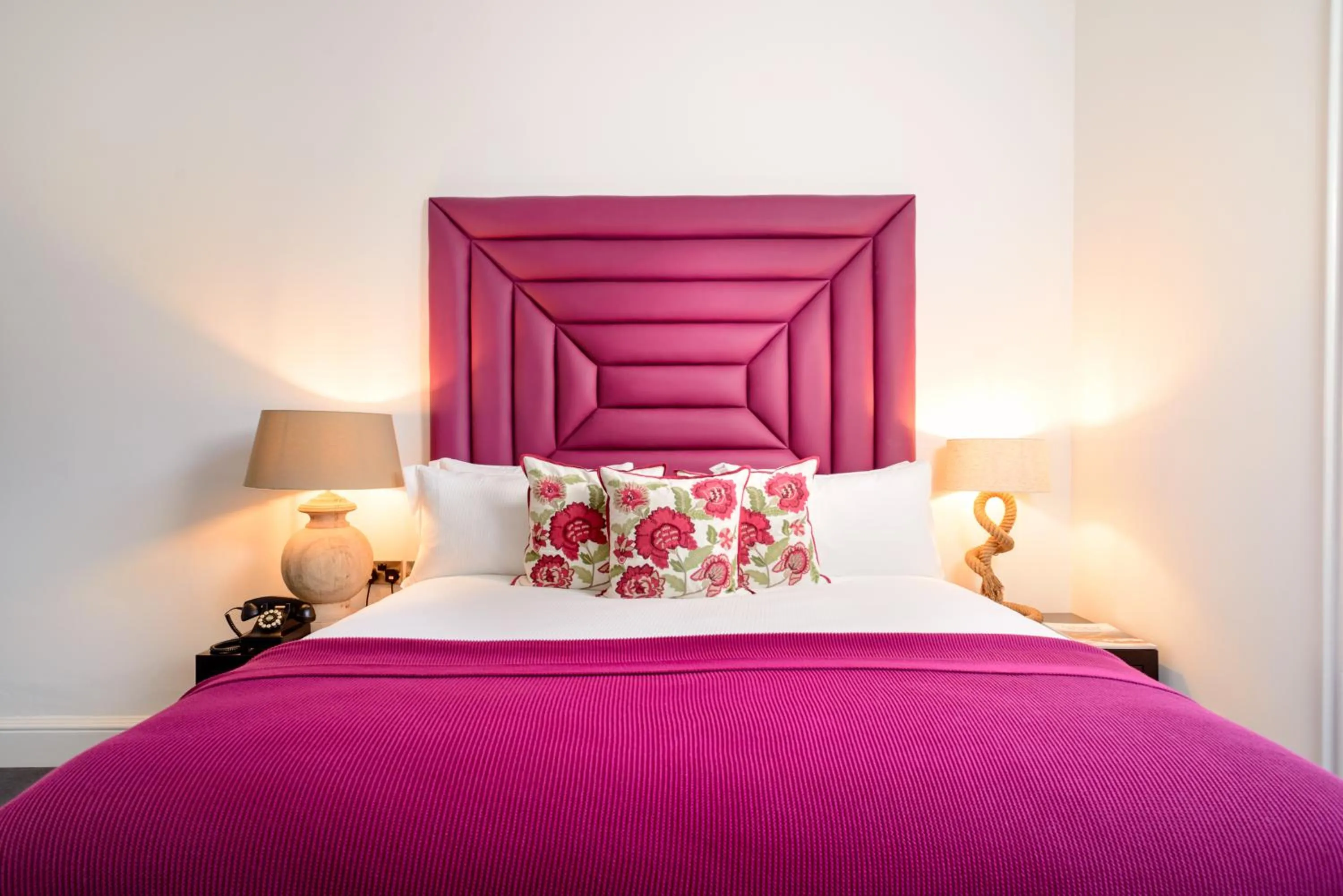 Bedroom, Bed in Black Ivy