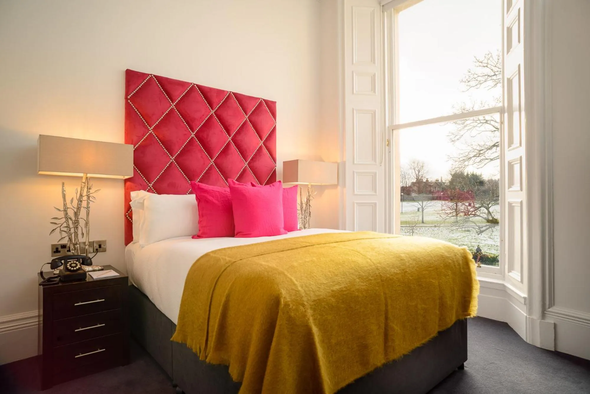 Bedroom, Bed in Black Ivy